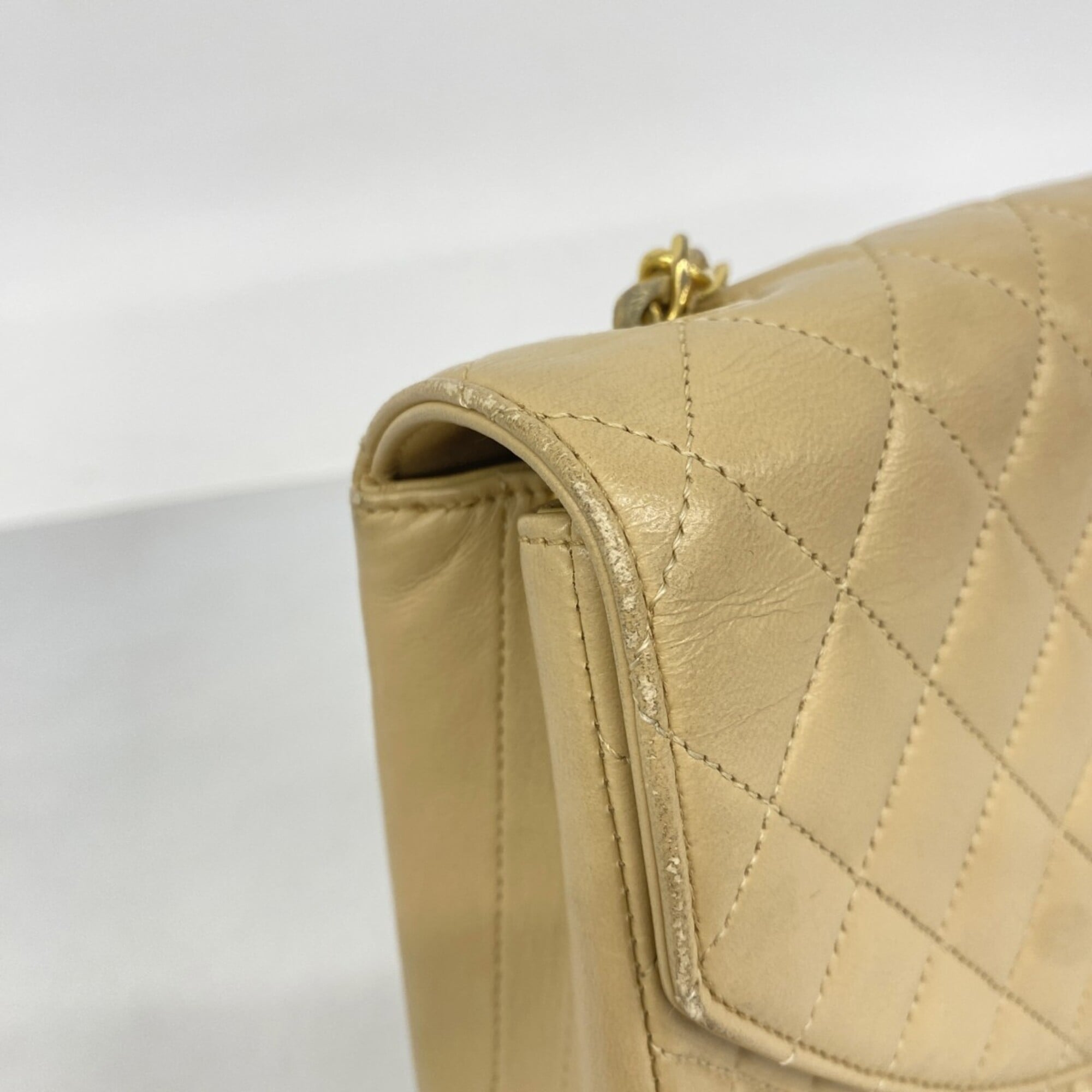 Chanel Beige Leather Shoulder Bag (Pre-Owned)
