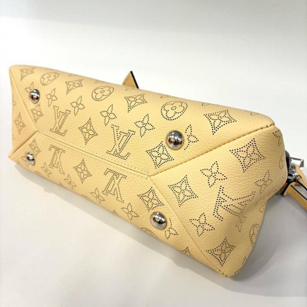 Louis Vuitton Beige Galle Mahina Leather Handbag Shoulder Bag (Pre-Owned)