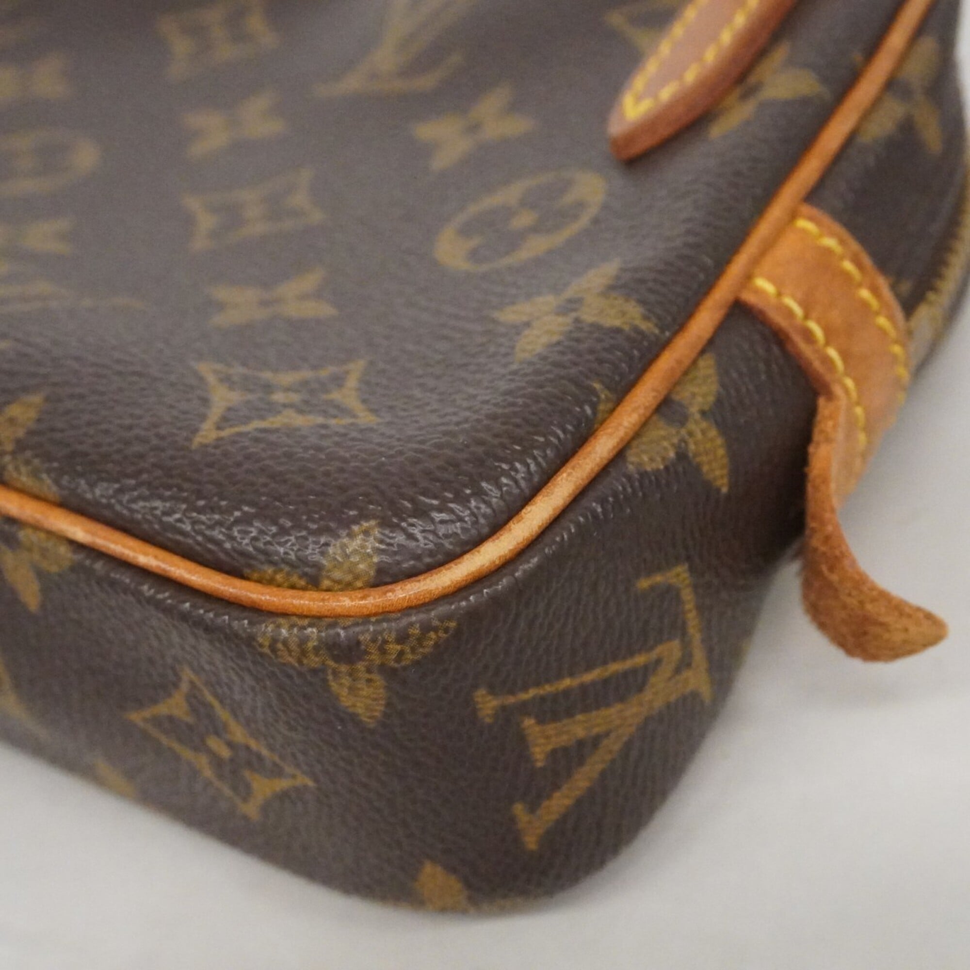Louis Vuitton Brown Shoulder Bag (Pre-Owned)