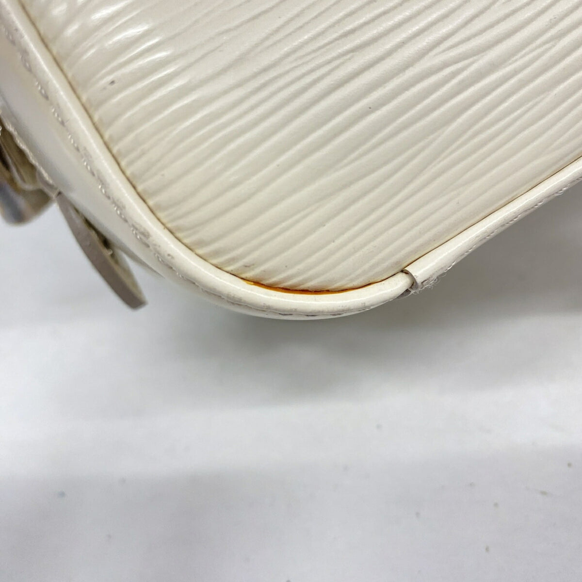 Louis Vuitton Lv Off White Handbag (Pre-Owned)