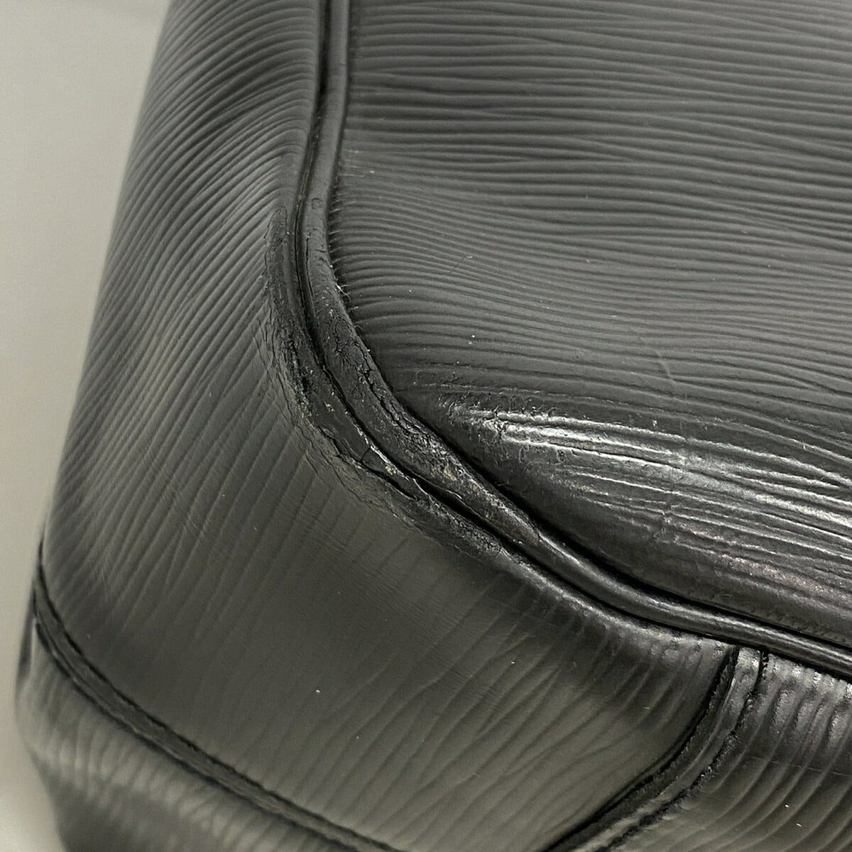 Louis Vuitton Noir Handbag (Pre-Owned)