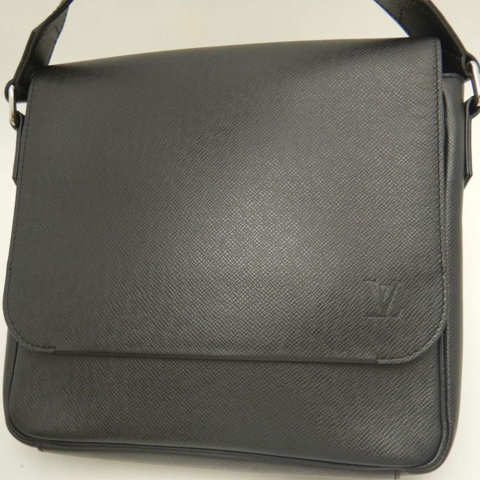 Louis Vuitton Noir Taiga Leather Shoulder Bag (Pre-Owned)