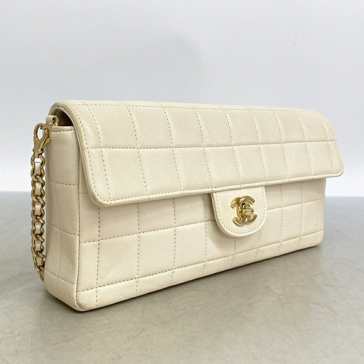 Chanel White Leather Shoulder Bag (Pre-Owned)