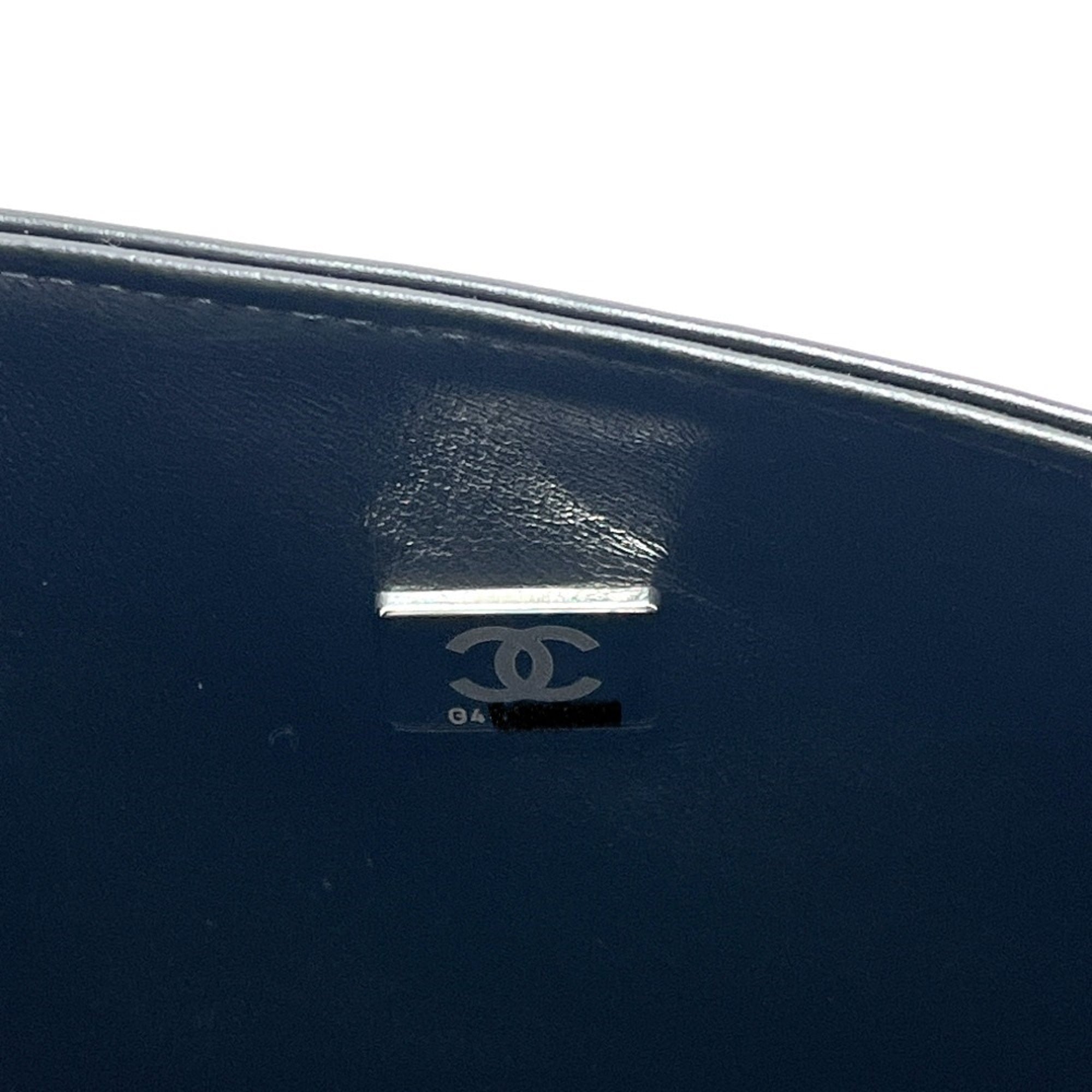 Chanel Black Leather Shoulder Bag (Pre-Owned)