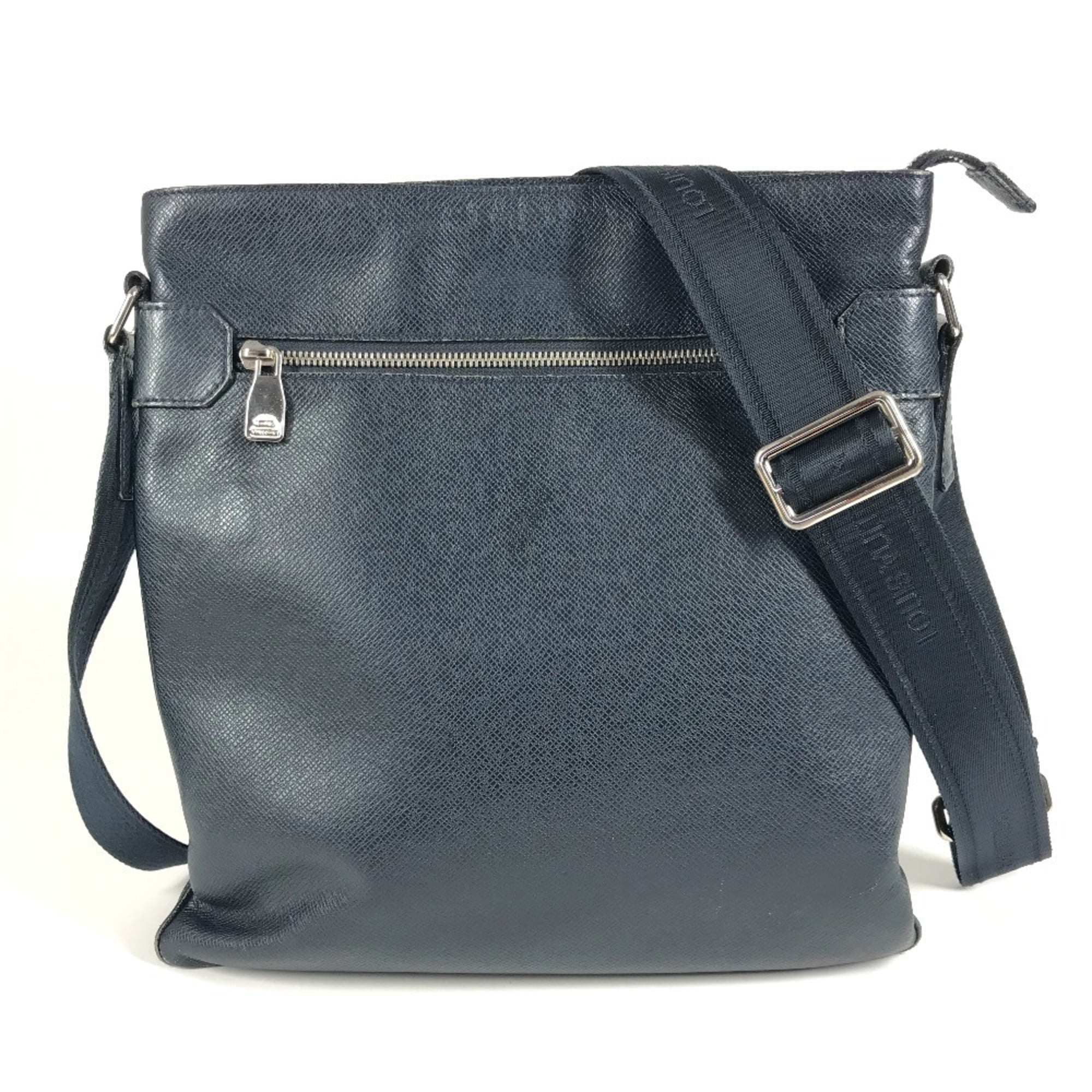 Louis Vuitton Boreal Navy Taiga Leather Leather Pochette Shoulder Bag (Pre-Owned)