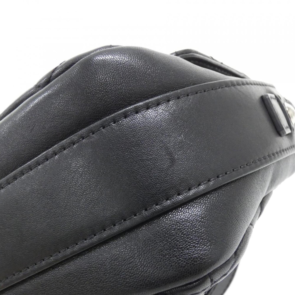 Chanel Black Leather Shoulder Bag (Pre-Owned)