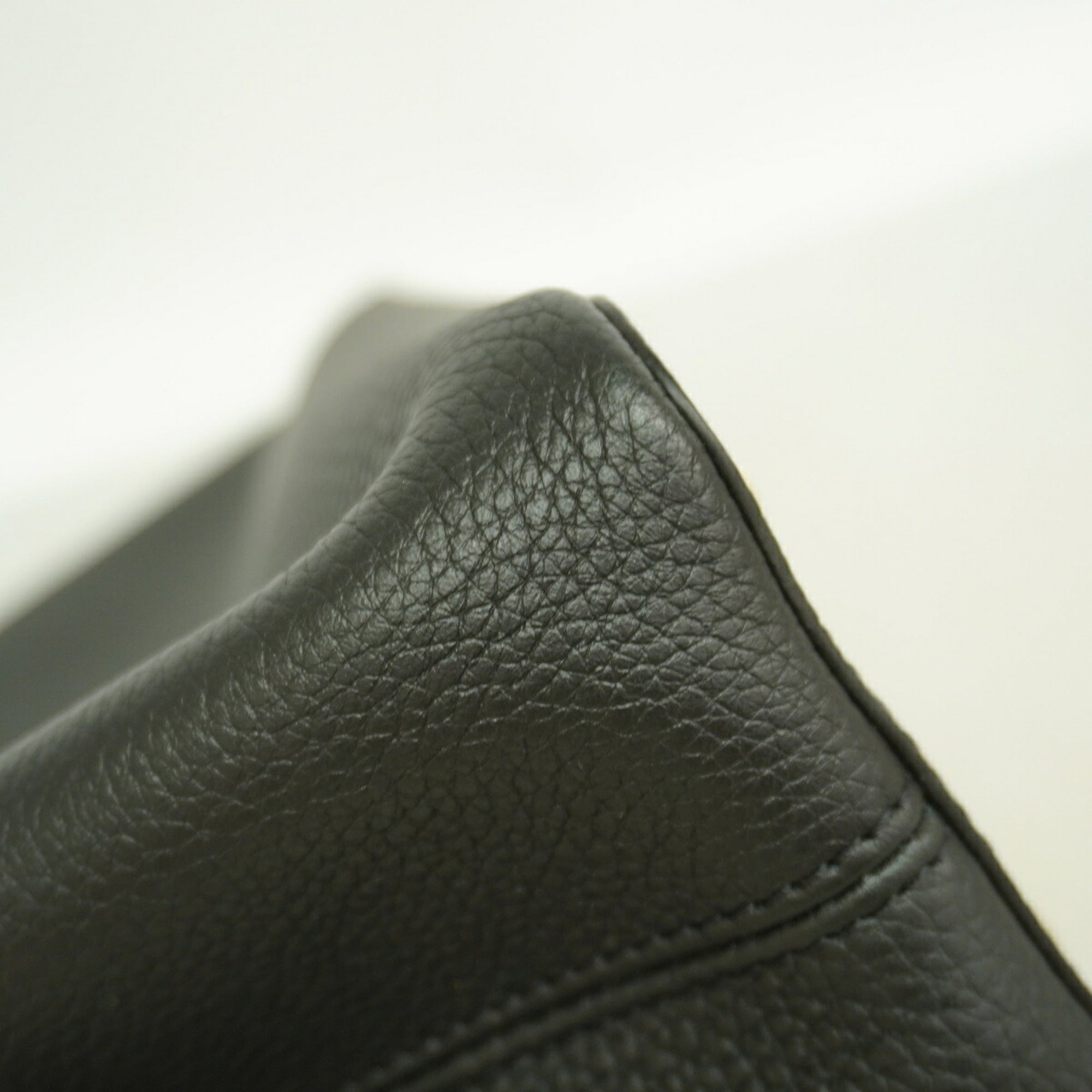 Louis Vuitton Noir Handbag (Pre-Owned)