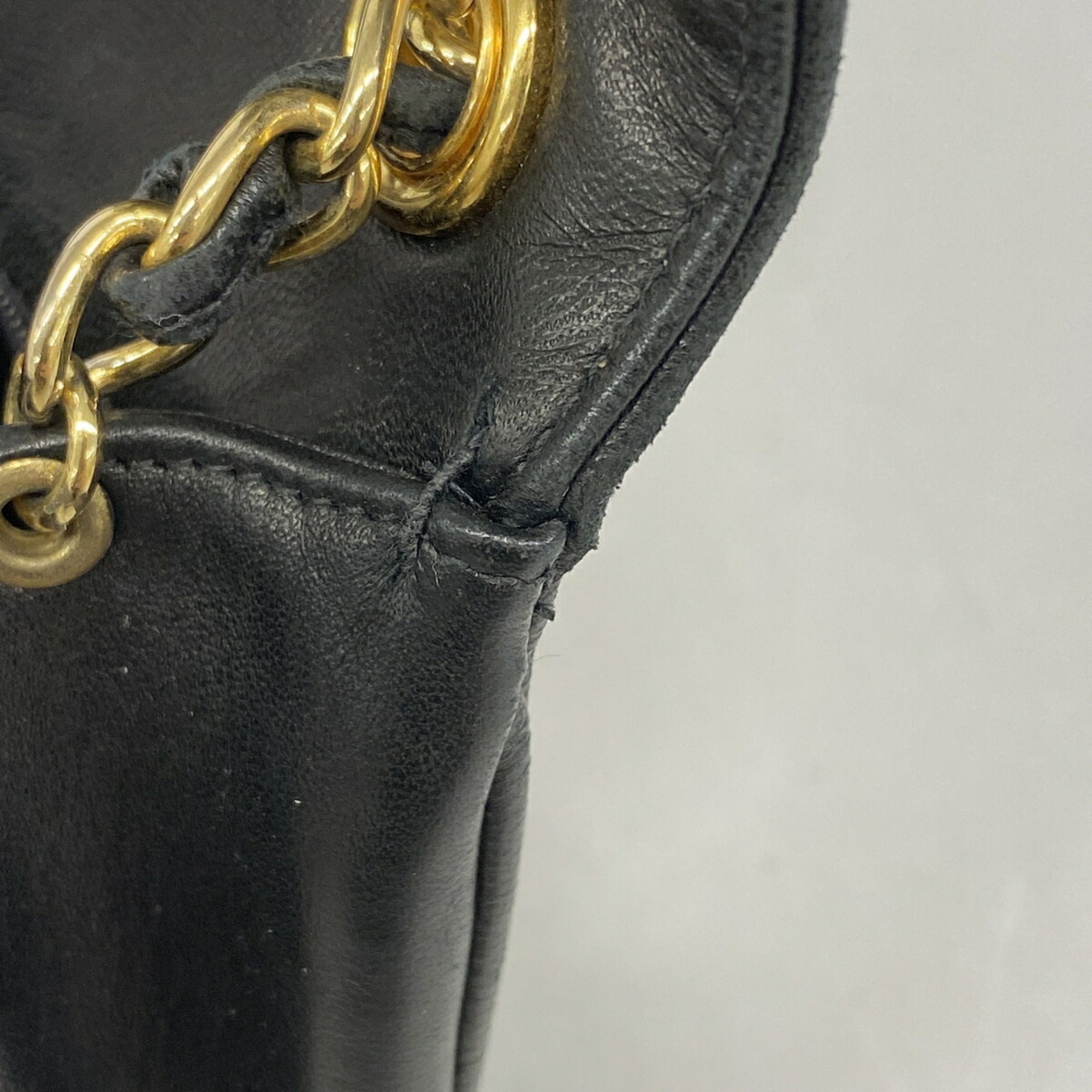 Chanel Black Leather Shoulder Bag (Pre-Owned)