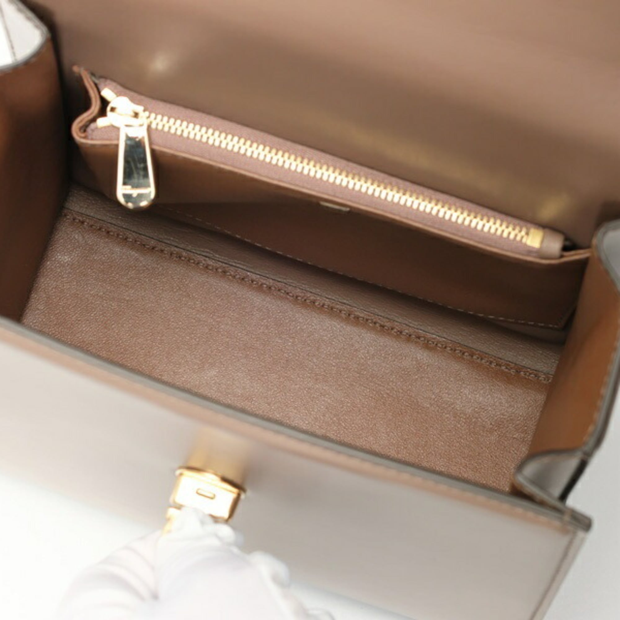 Salvatore Ferragamo Grayish Leather Shoulder Bag (Pre-Owned)
