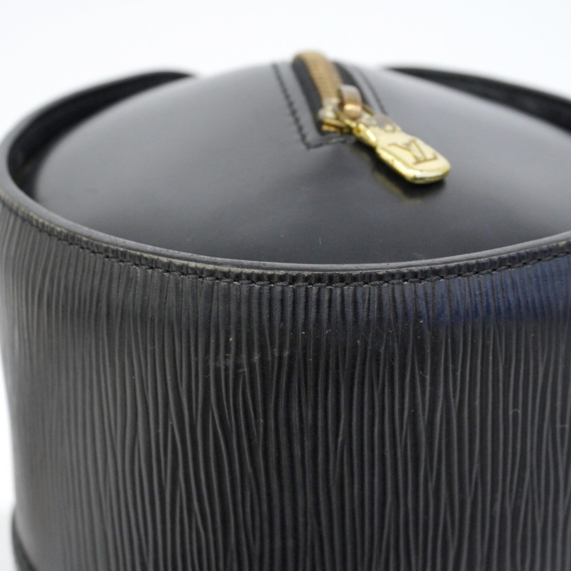 Louis Vuitton Noir Handbag (Pre-Owned)