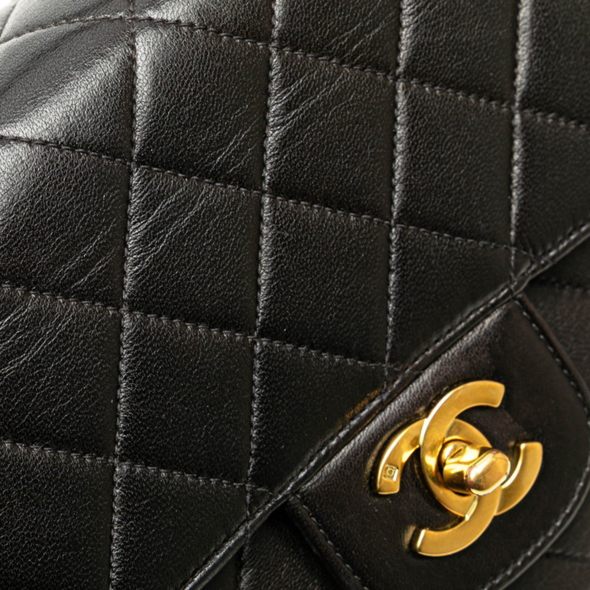 Chanel Black Leather Handbag (Pre-Owned)