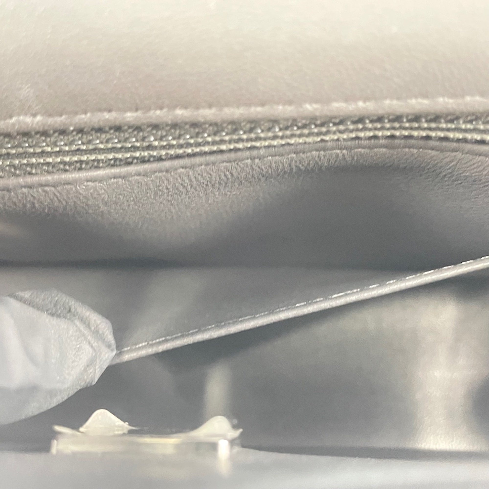 Chanel Gray Leather Shoulder Bag (Pre-Owned)