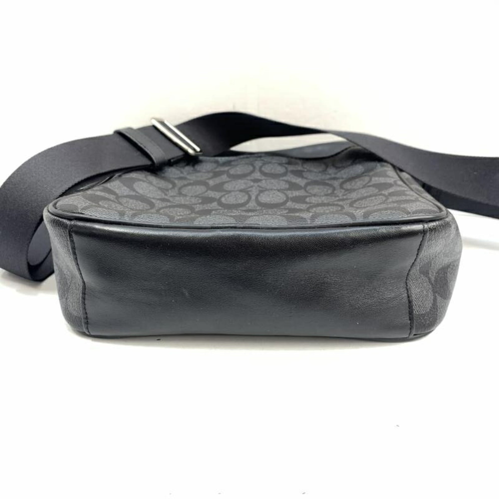 Coach Signature Shoulder Bag (Pre-Owned)
