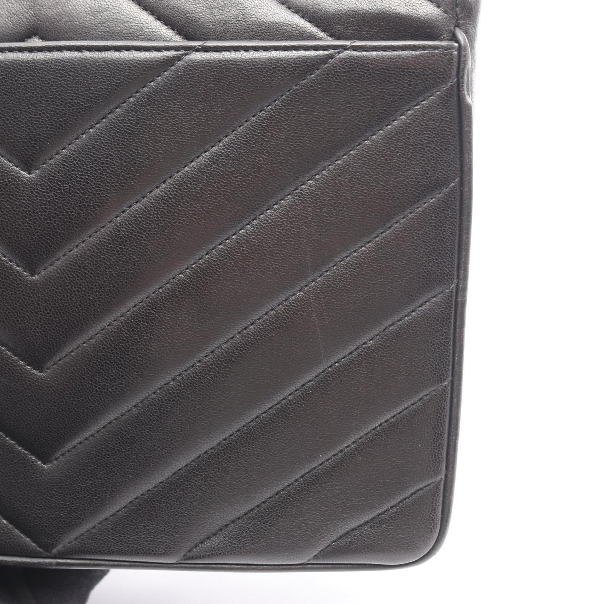 Chanel Black Leather Shoulder Bag (Pre-Owned)