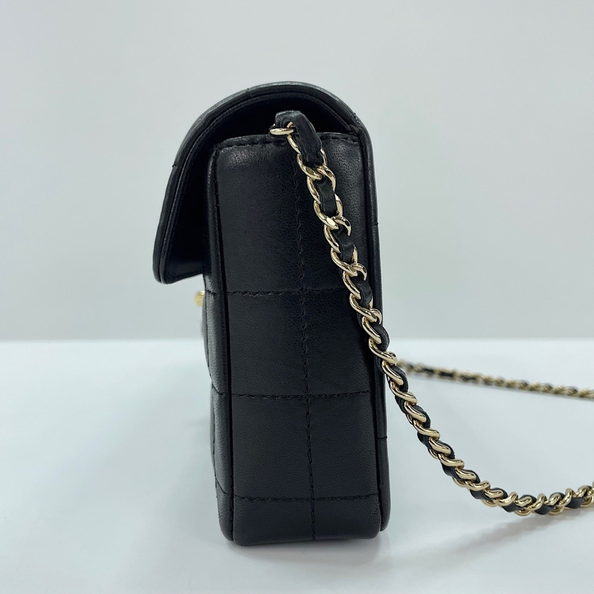 Chanel Black Shoulder Bag (Pre-Owned)