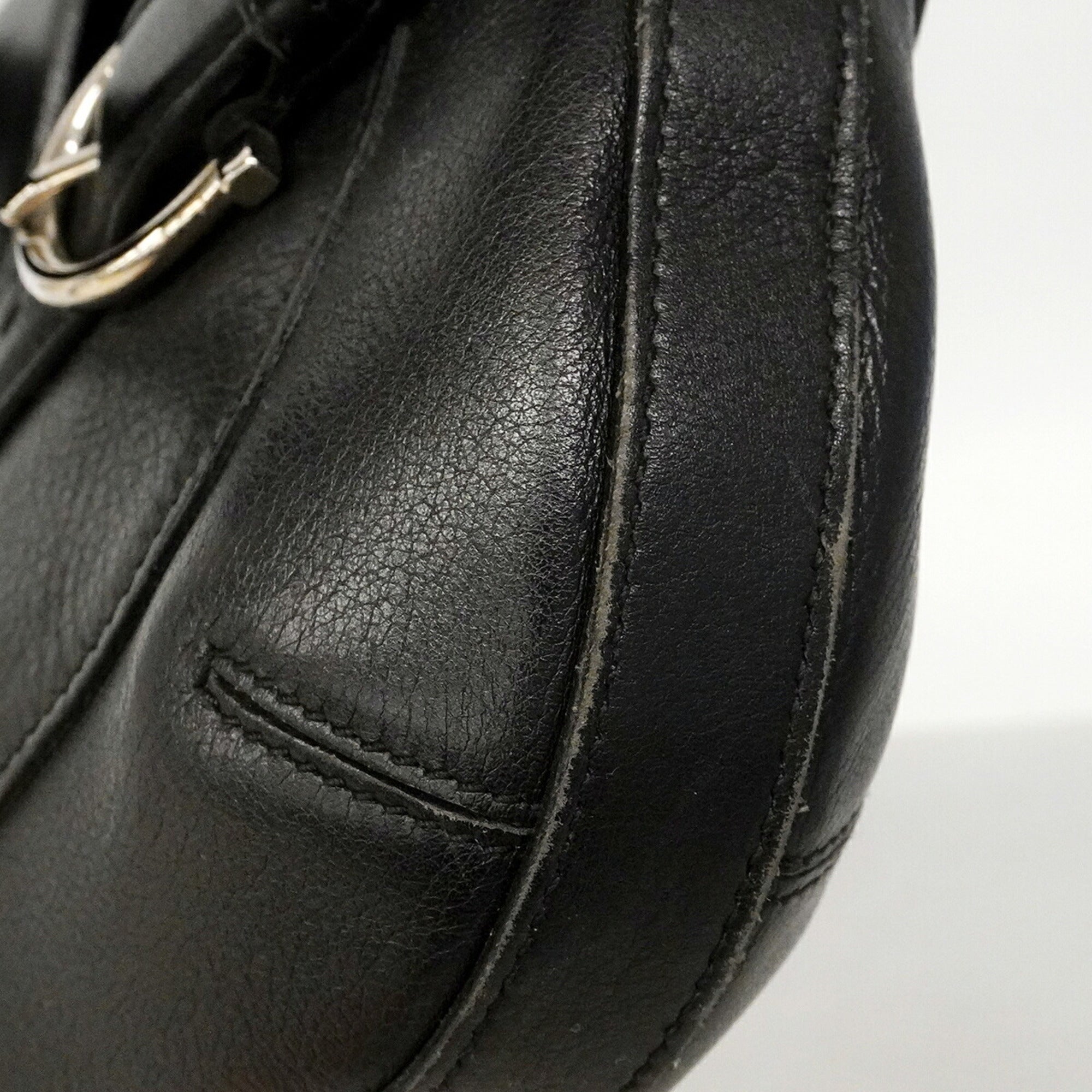 Salvatore Ferragamo Black Leather Shoulder Bag (Pre-Owned)