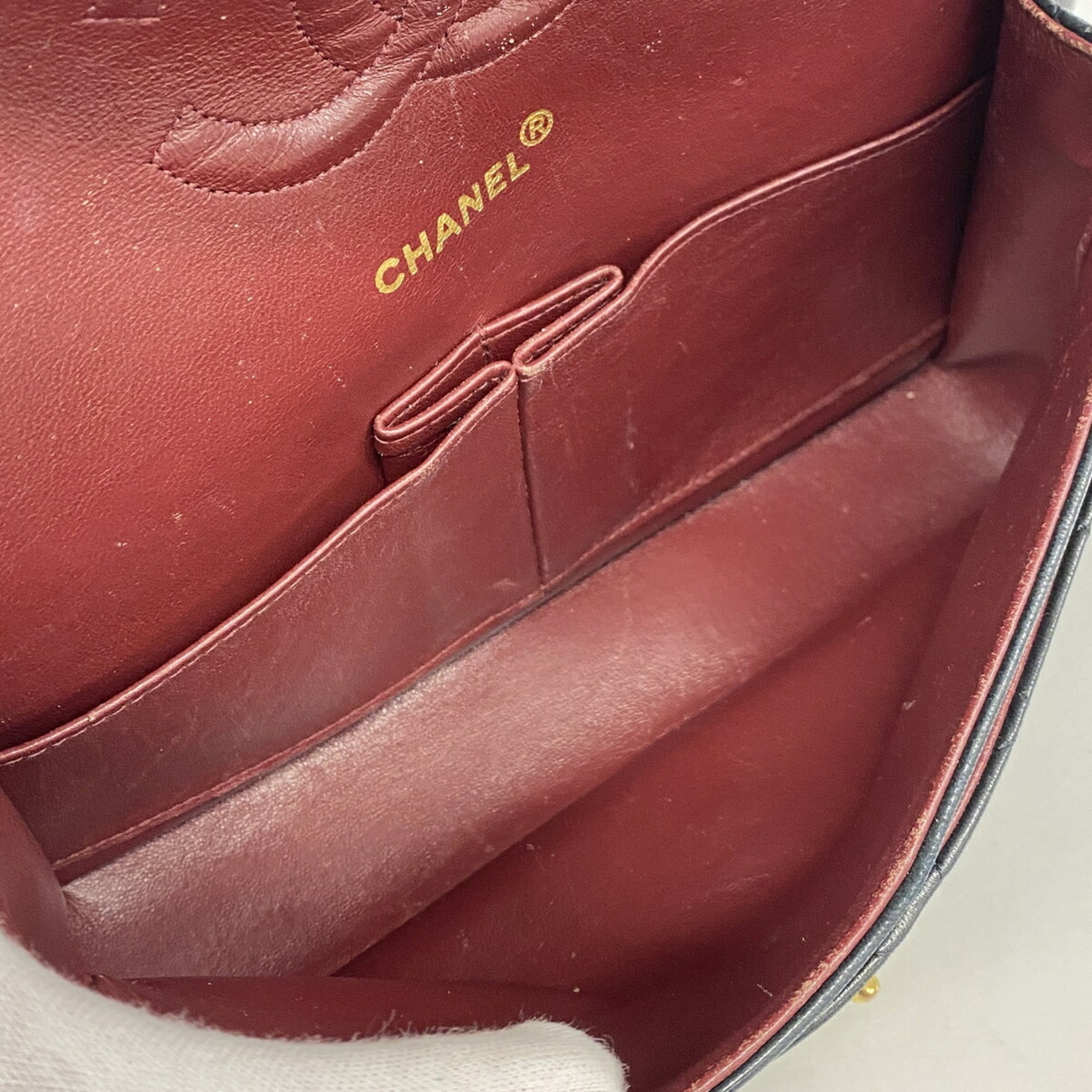 Chanel Black Leather Shoulder Bag (Pre-Owned)