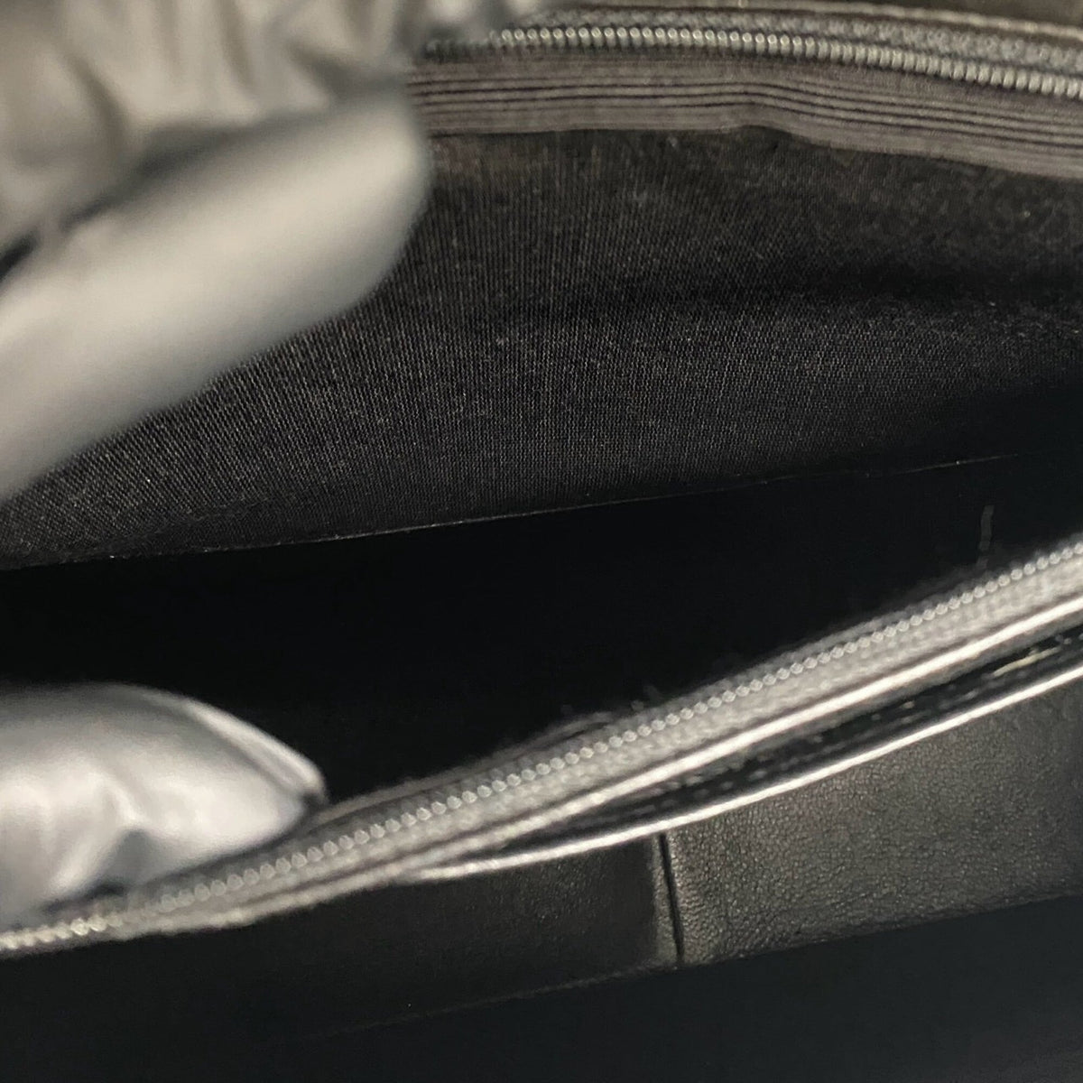 Chanel Black Leather Shoulder Bag (Pre-Owned)