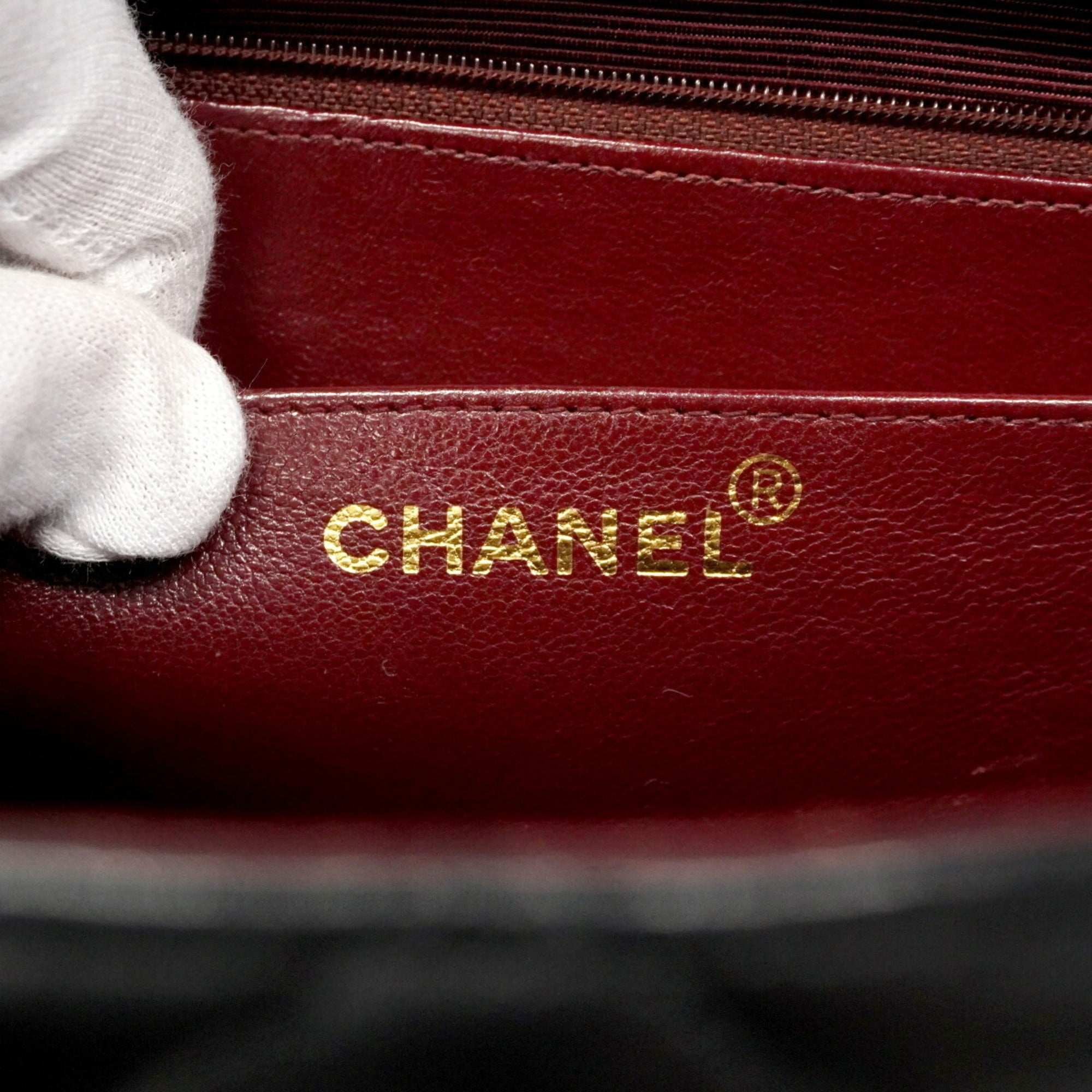 Chanel Black Leather Shoulder Bag (Pre-Owned)