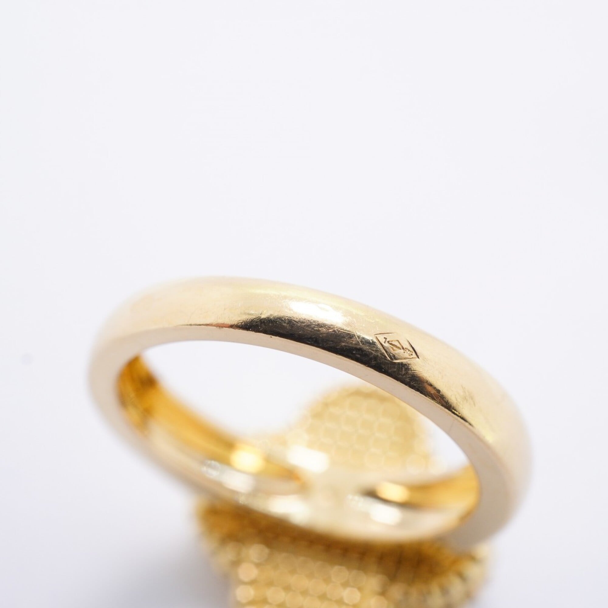 Van Cleef & Arpels Yellow Gold (18K) Mother Of Pearl Band Ring (Pre-Owned)