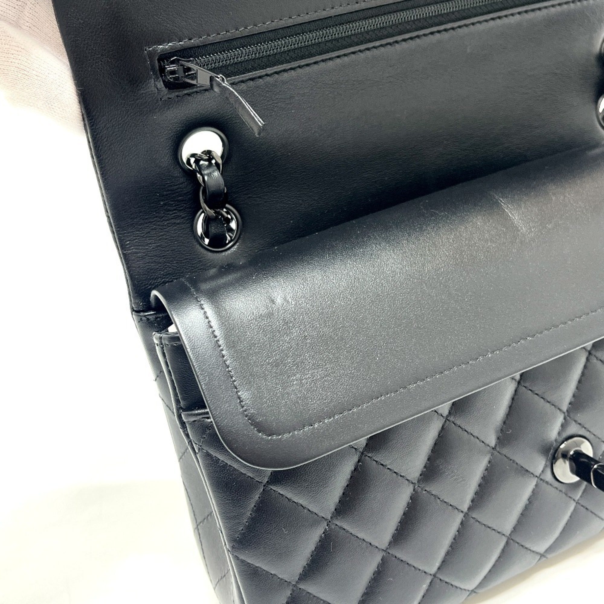 Chanel Black Leather Shoulder Bag (Pre-Owned)