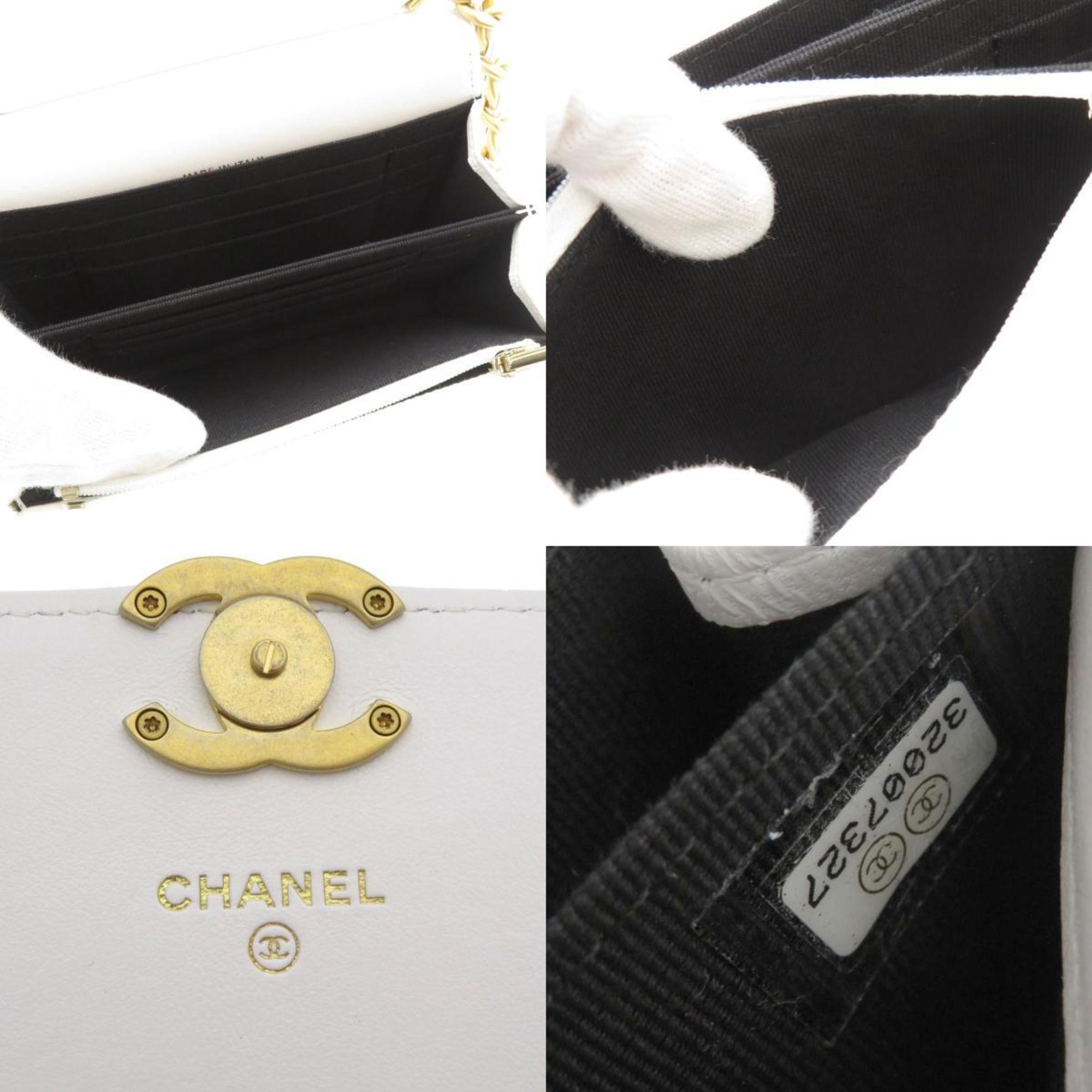 Chanel Matelasse White Leather Shoulder Bag (Pre-Owned)