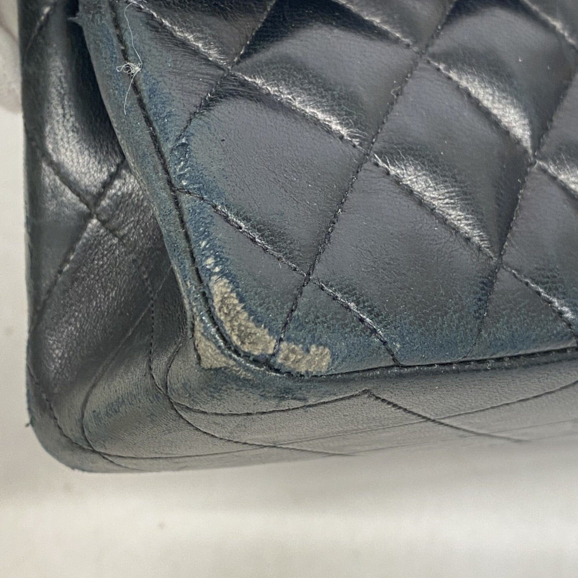 Chanel Black Leather Shoulder Bag (Pre-Owned)