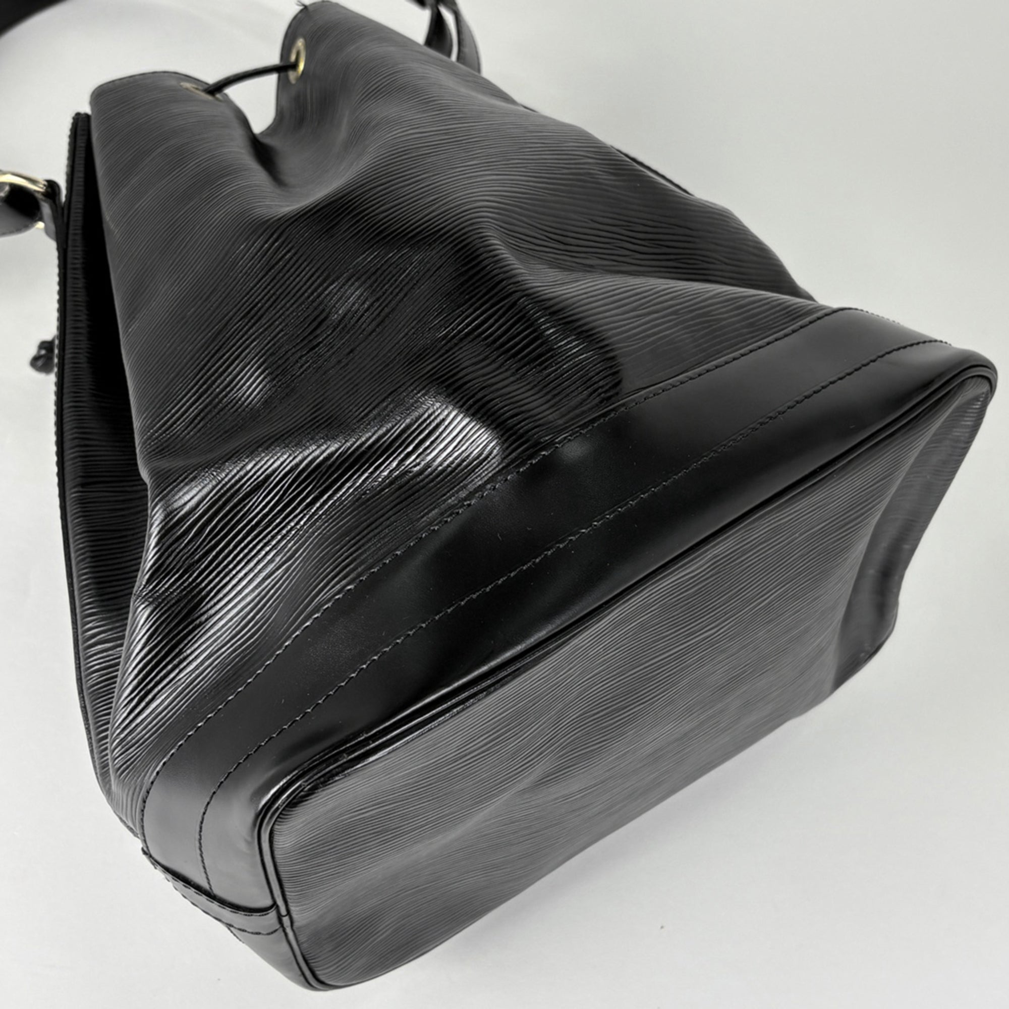 Louis Vuitton Black Noir Epi Leather Shoulder Bag (Pre-Owned)