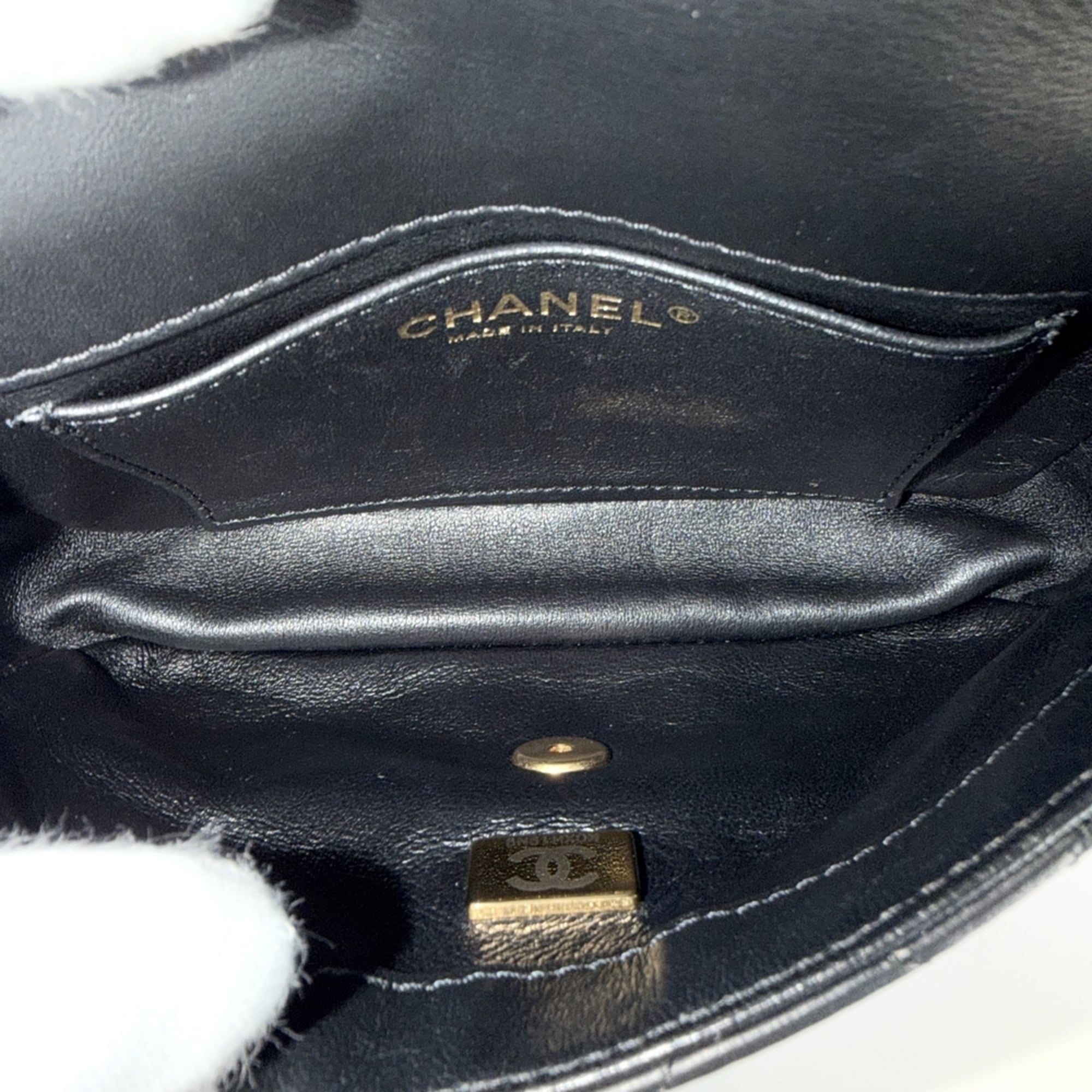 Chanel Black Leather Shoulder Bag (Pre-Owned)