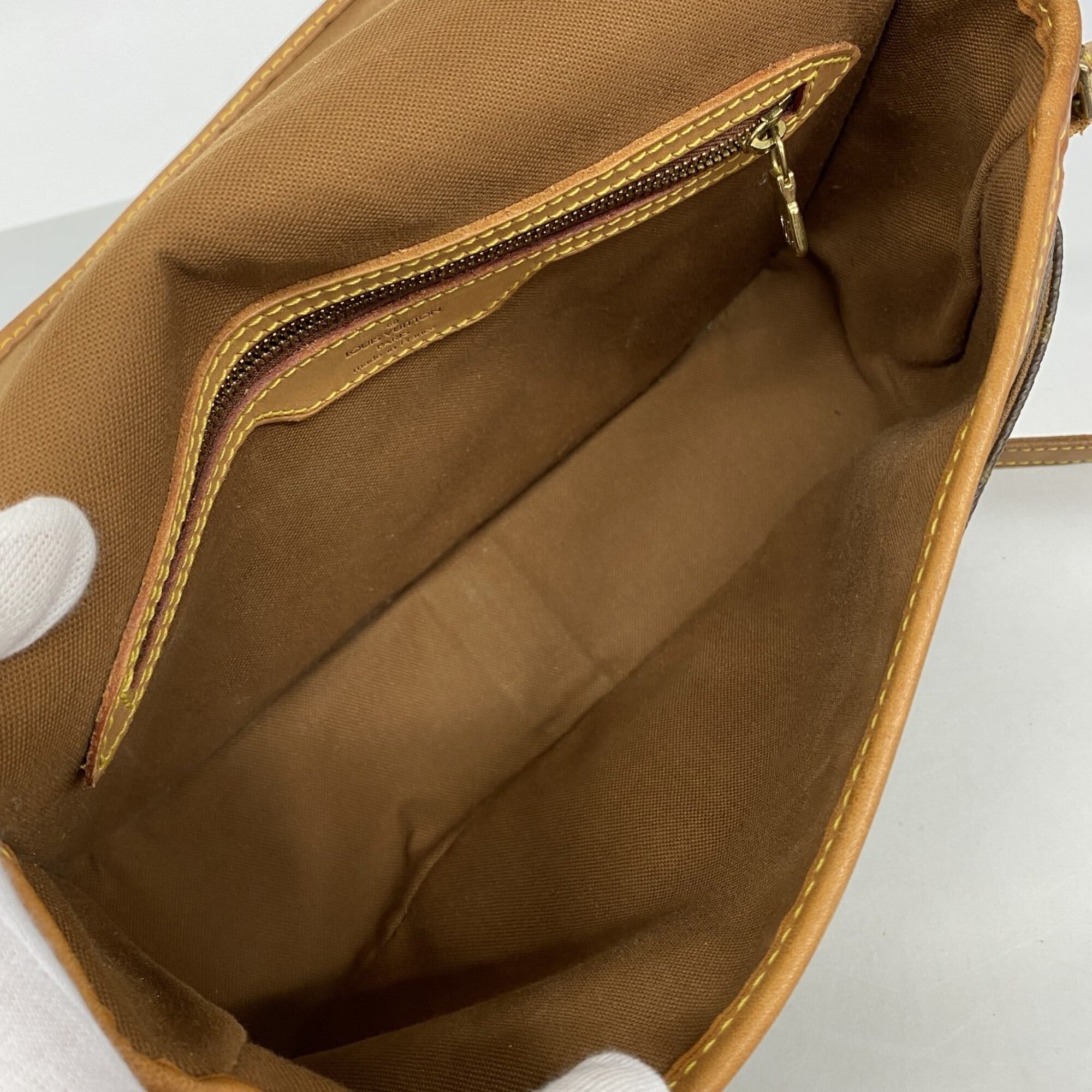 Louis Vuitton Brown Shoulder Bag (Pre-Owned)
