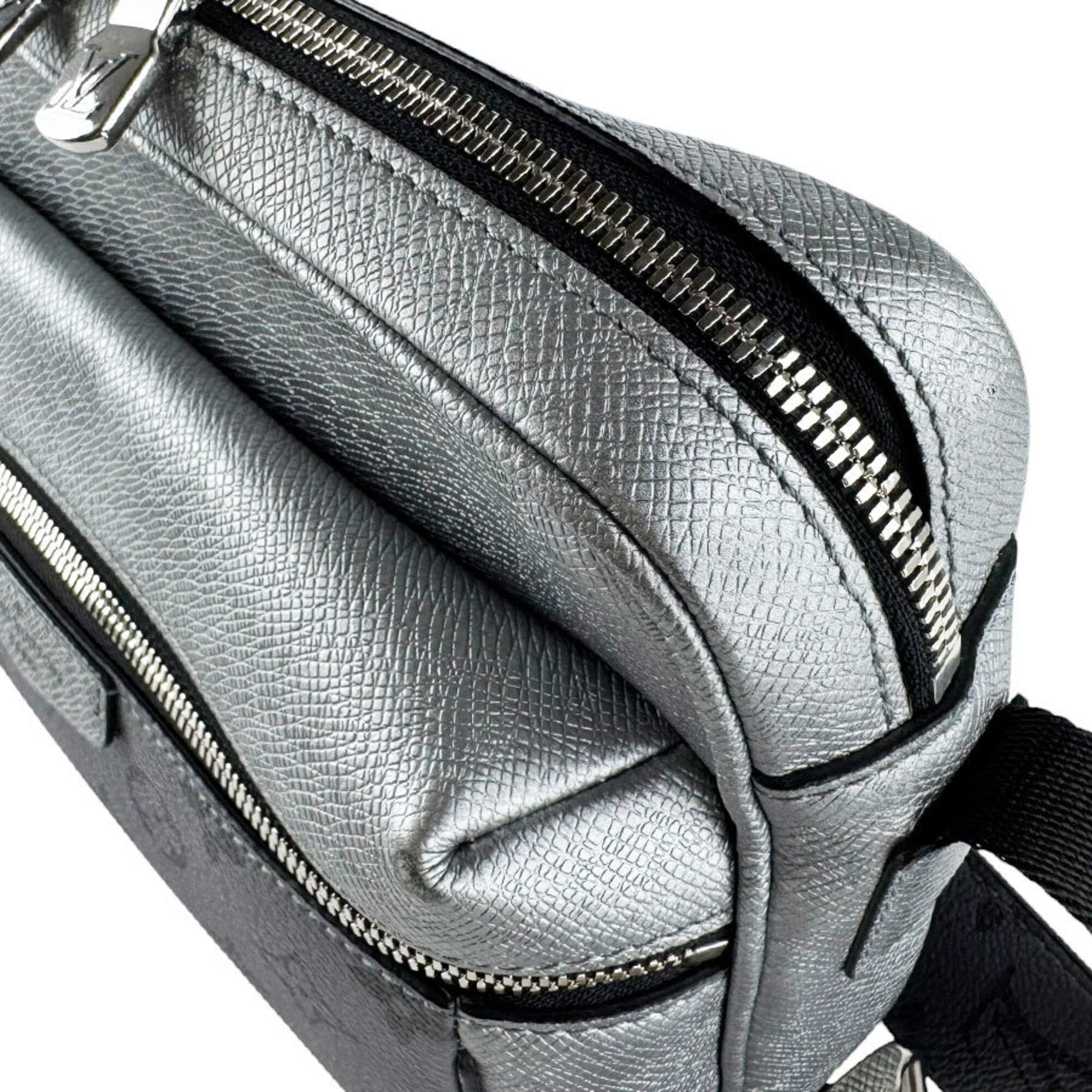 Louis Vuitton Silver Leather Shoulder Bag (Pre-Owned)
