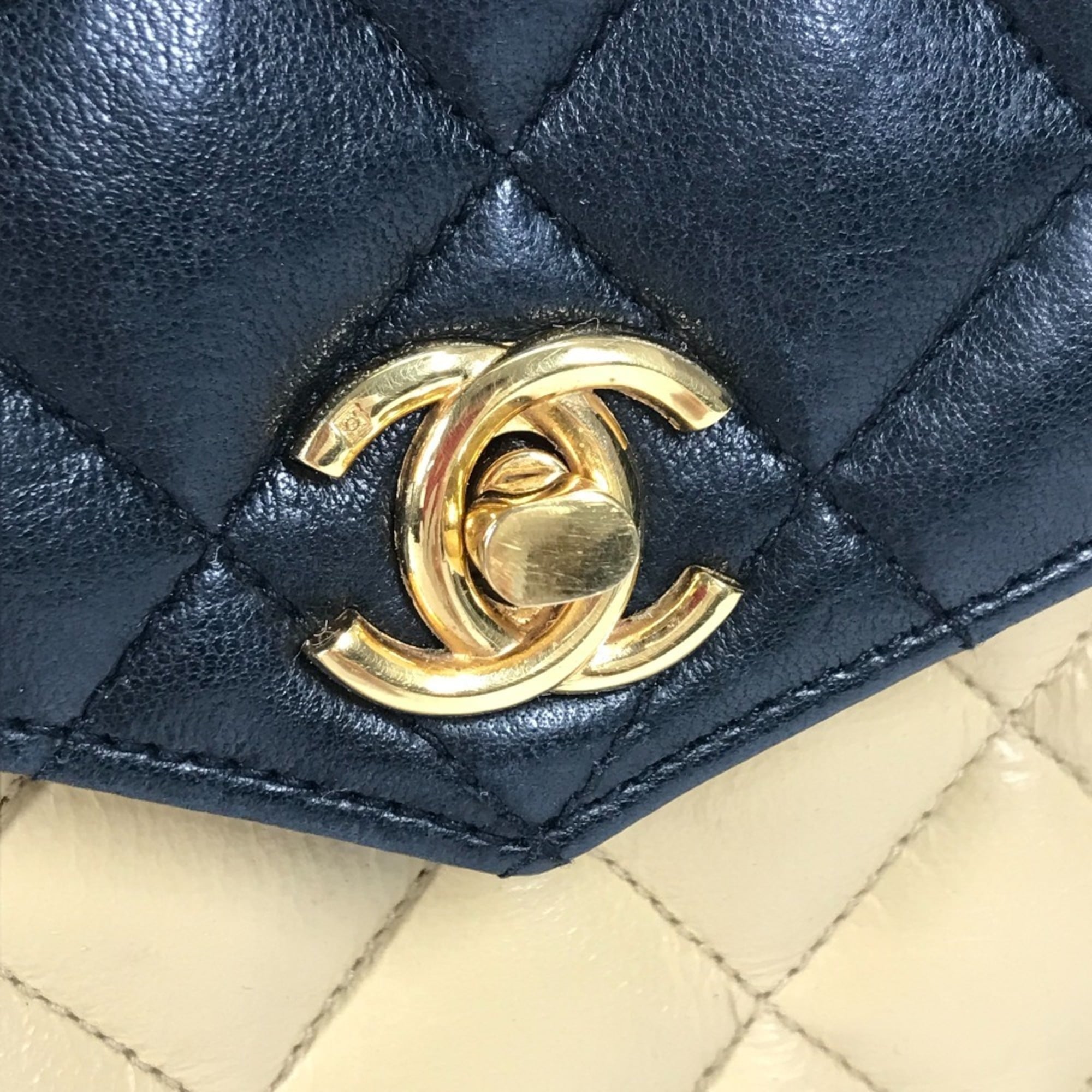 Chanel Beige Black Leather Shoulder Bag (Pre-Owned)