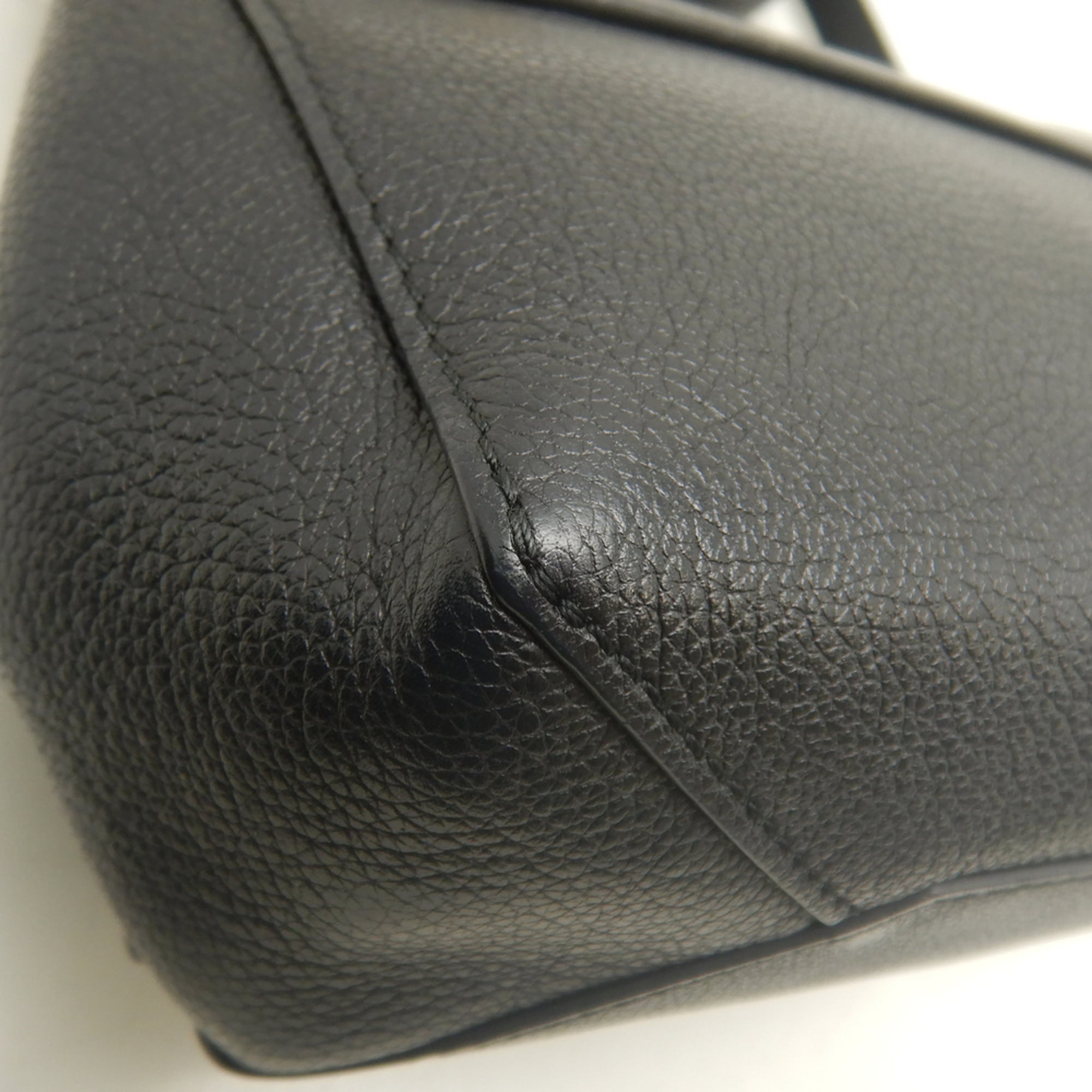 Louis Vuitton Noir Leather Shoulder Bag (Pre-Owned)