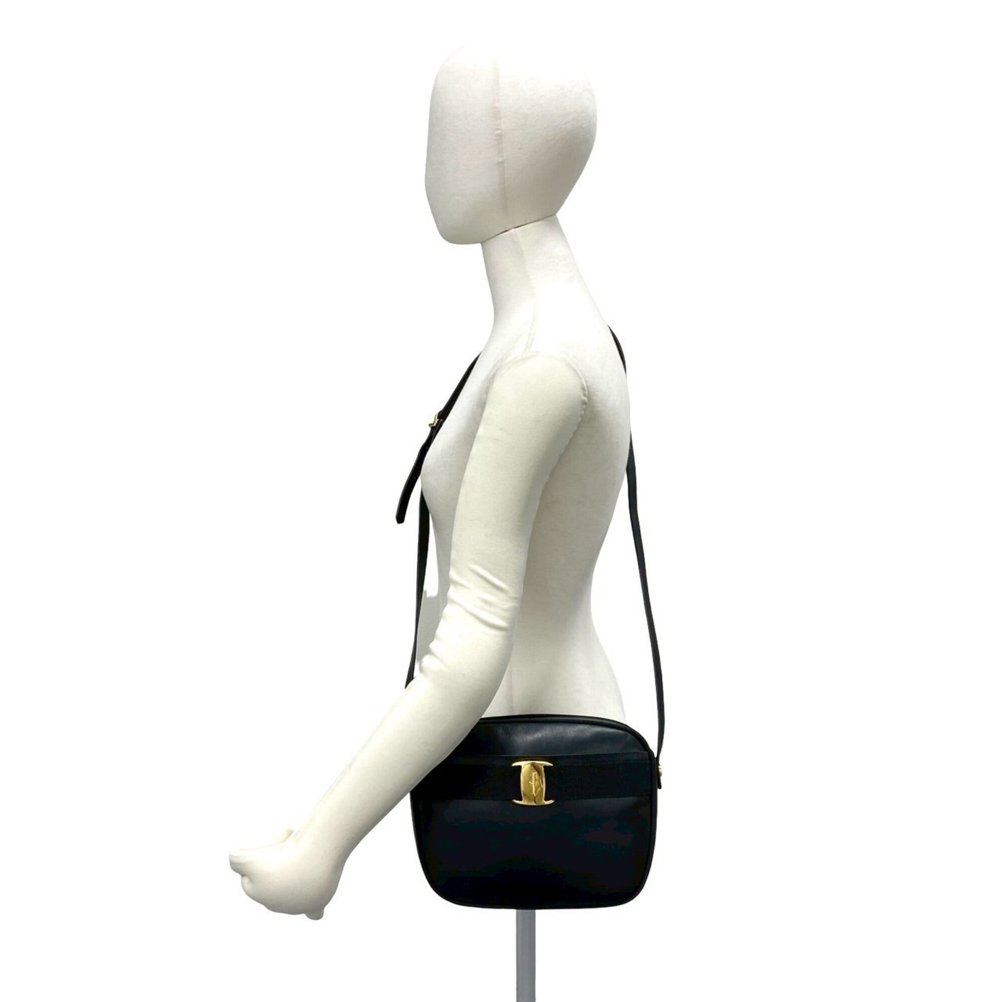 Salvatore Ferragamo Black Leather Shoulder Bag (Pre-Owned)