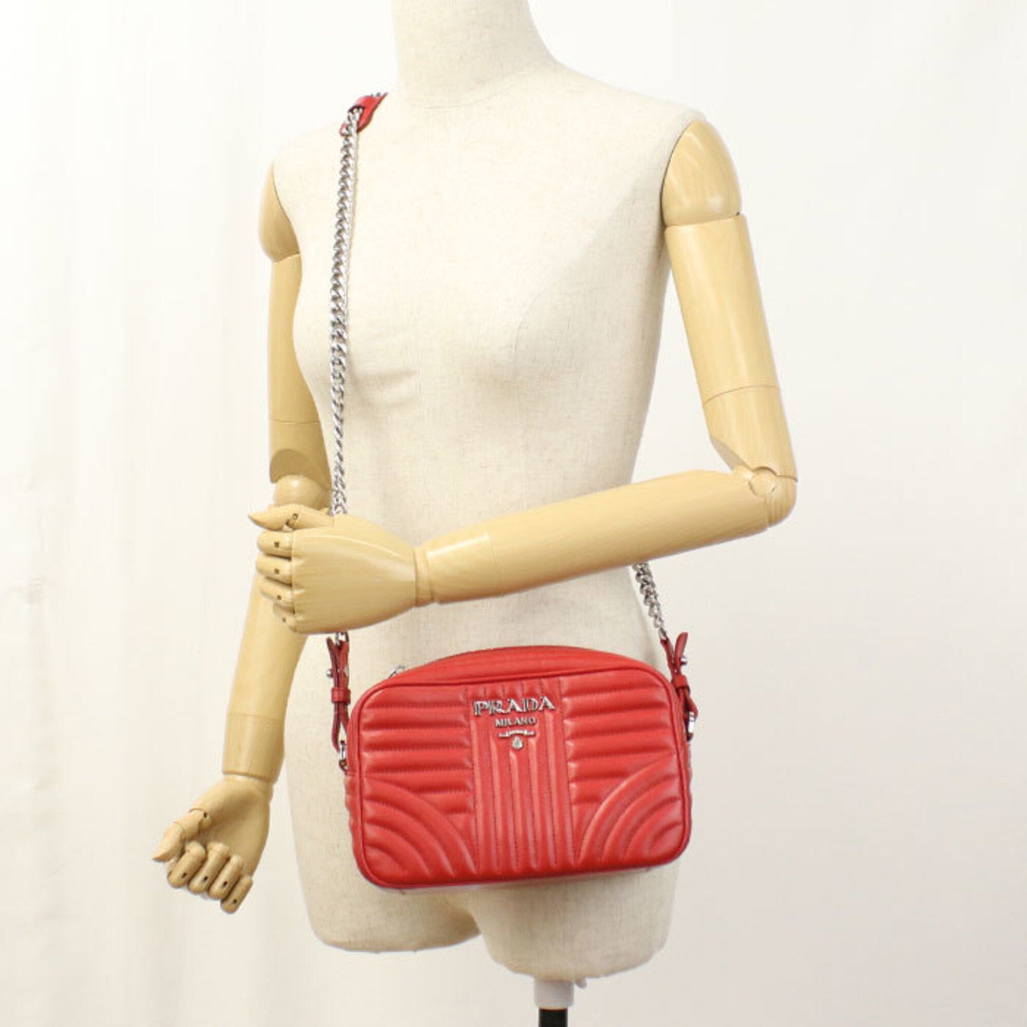 Prada Red Color Leather Shoulder Bag (Pre-Owned)
