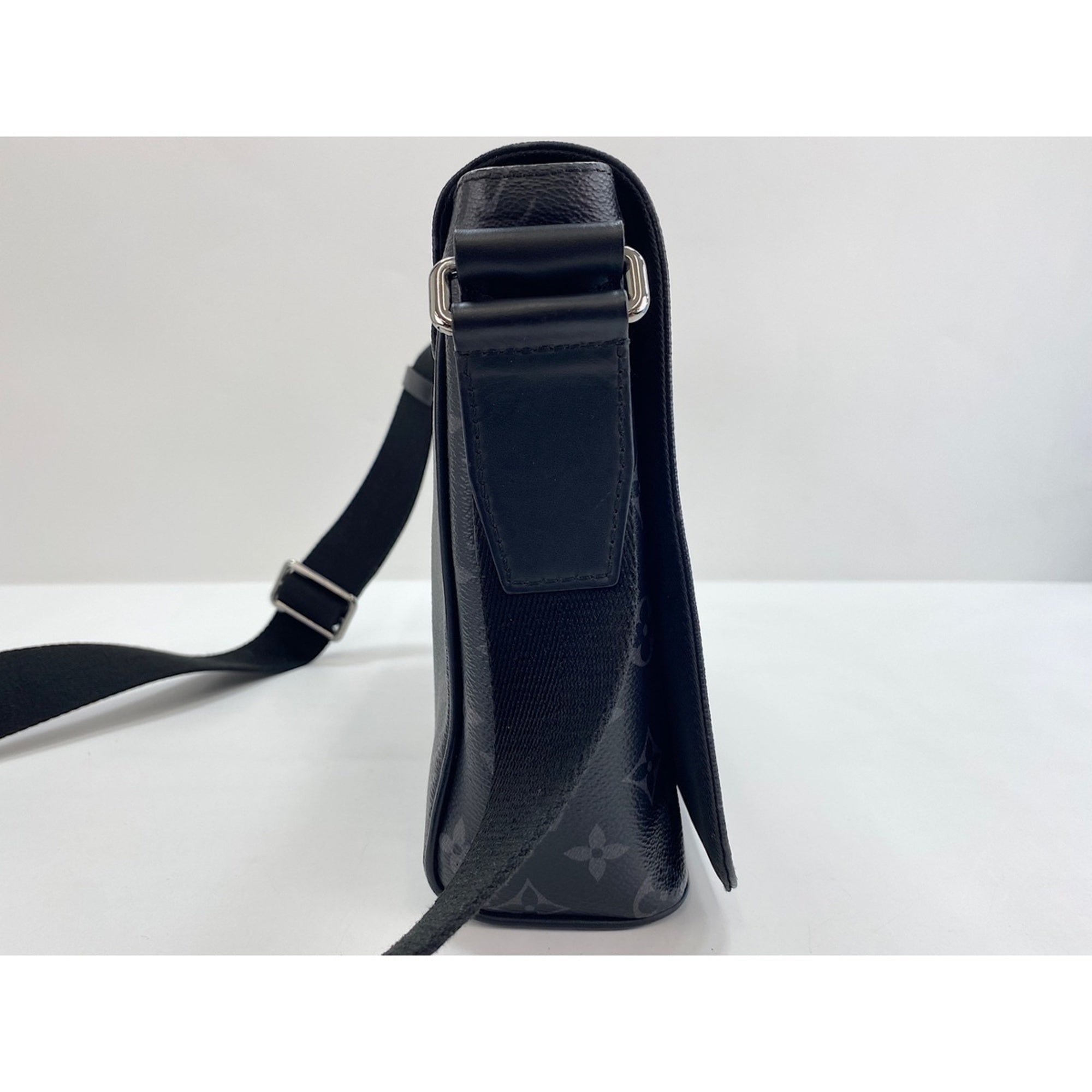 Louis Vuitton Black Shoulder Bag (Pre-Owned)