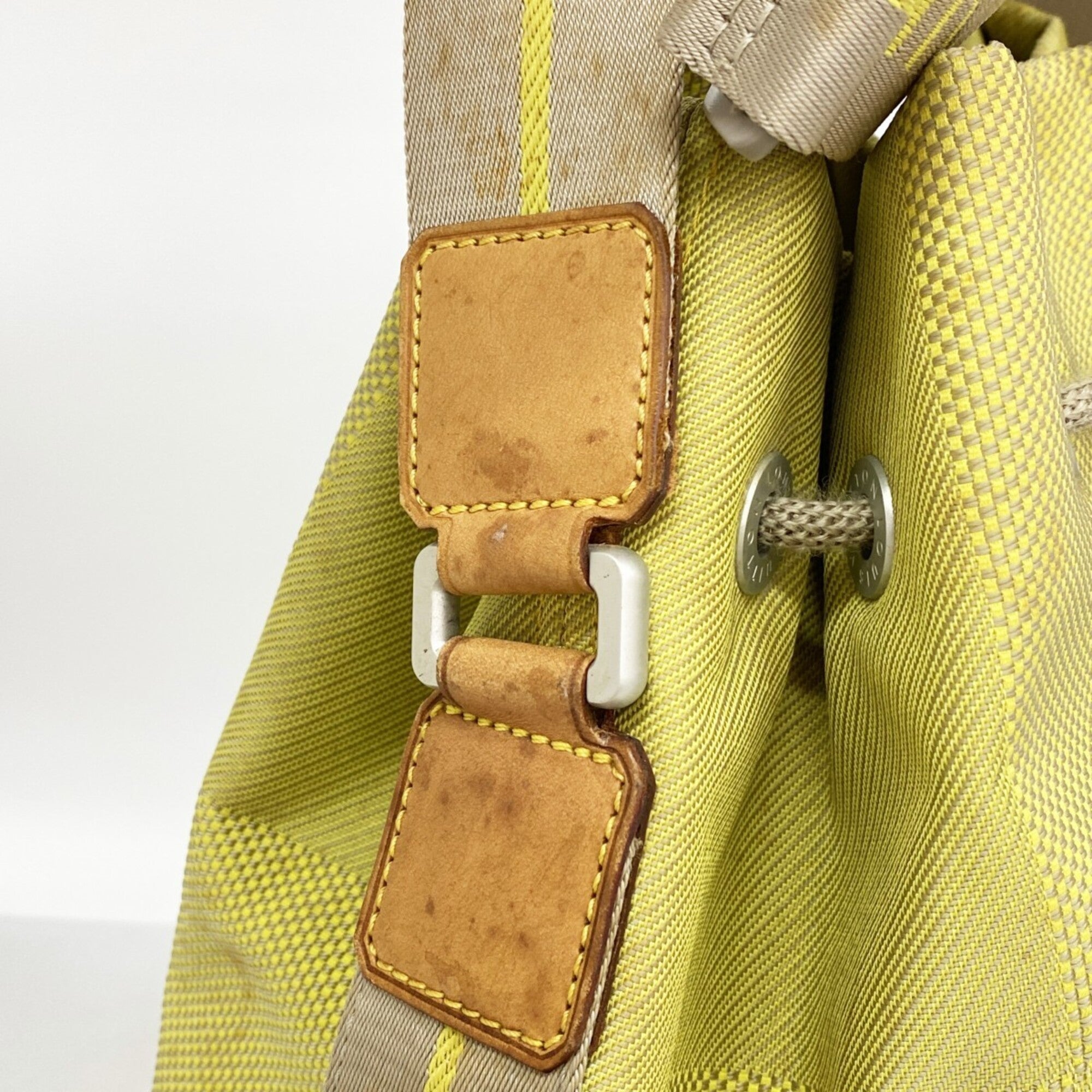 Louis Vuitton Light Green Shoulder Bag (Pre-Owned)