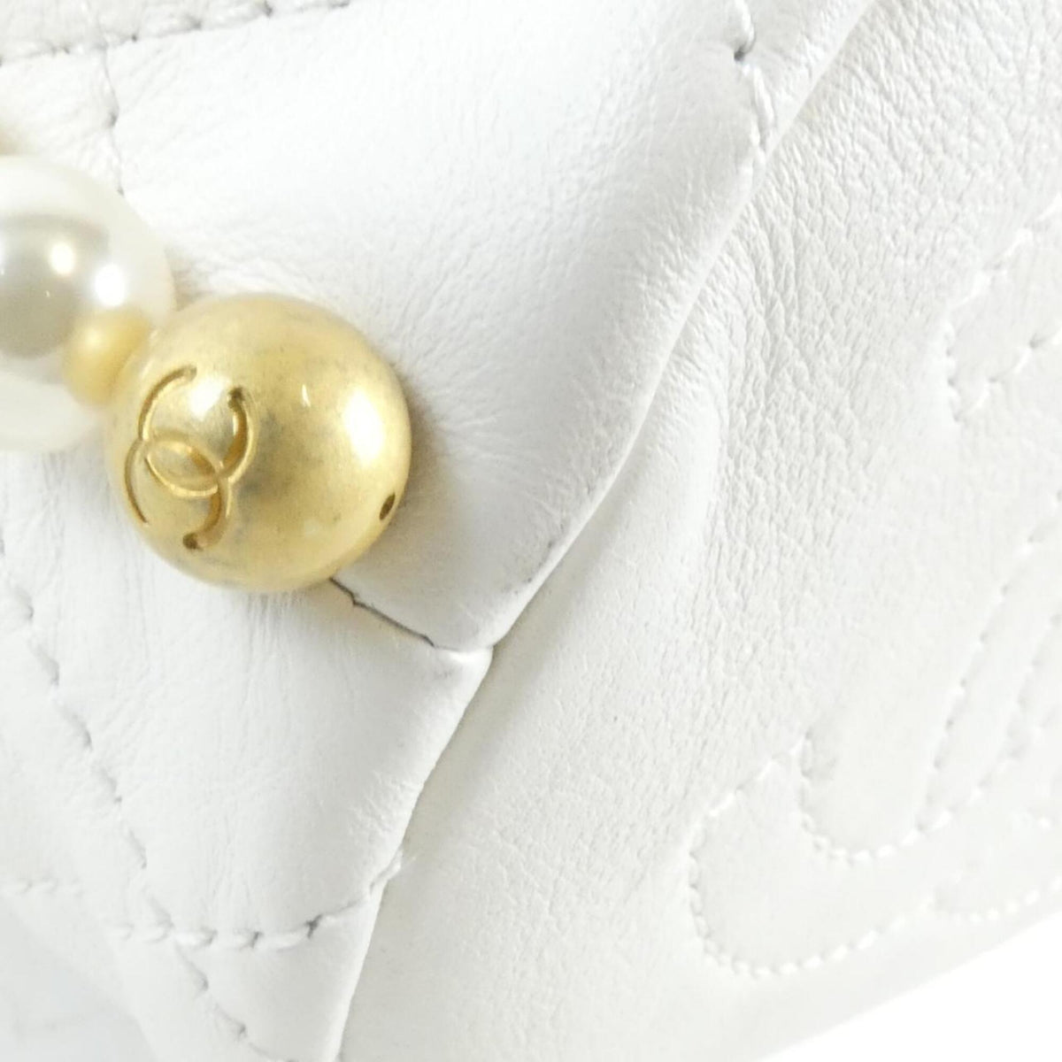 Chanel White Artificial Pearl Leather Shoulder Bag (Pre-Owned)