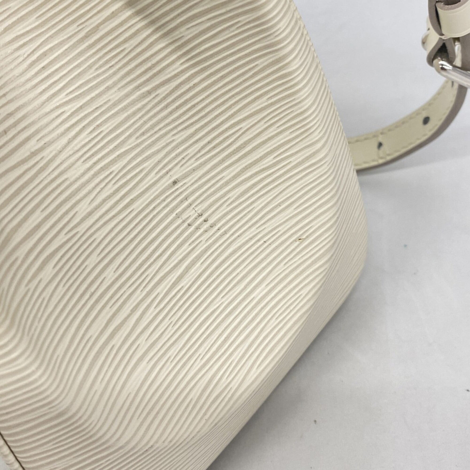 Louis Vuitton Lv Off White Handbag (Pre-Owned)