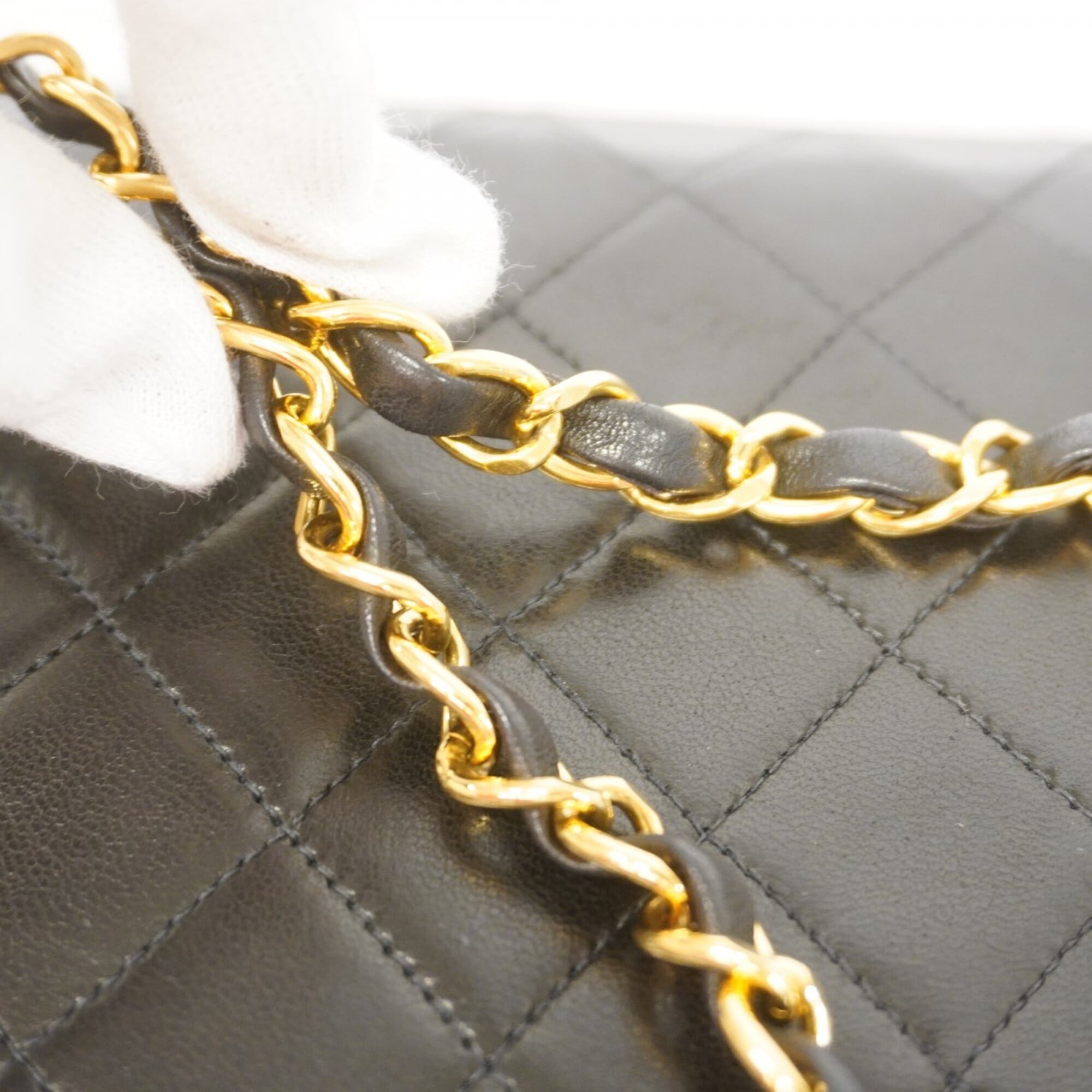 Chanel Black Leather Shoulder Bag (Pre-Owned)