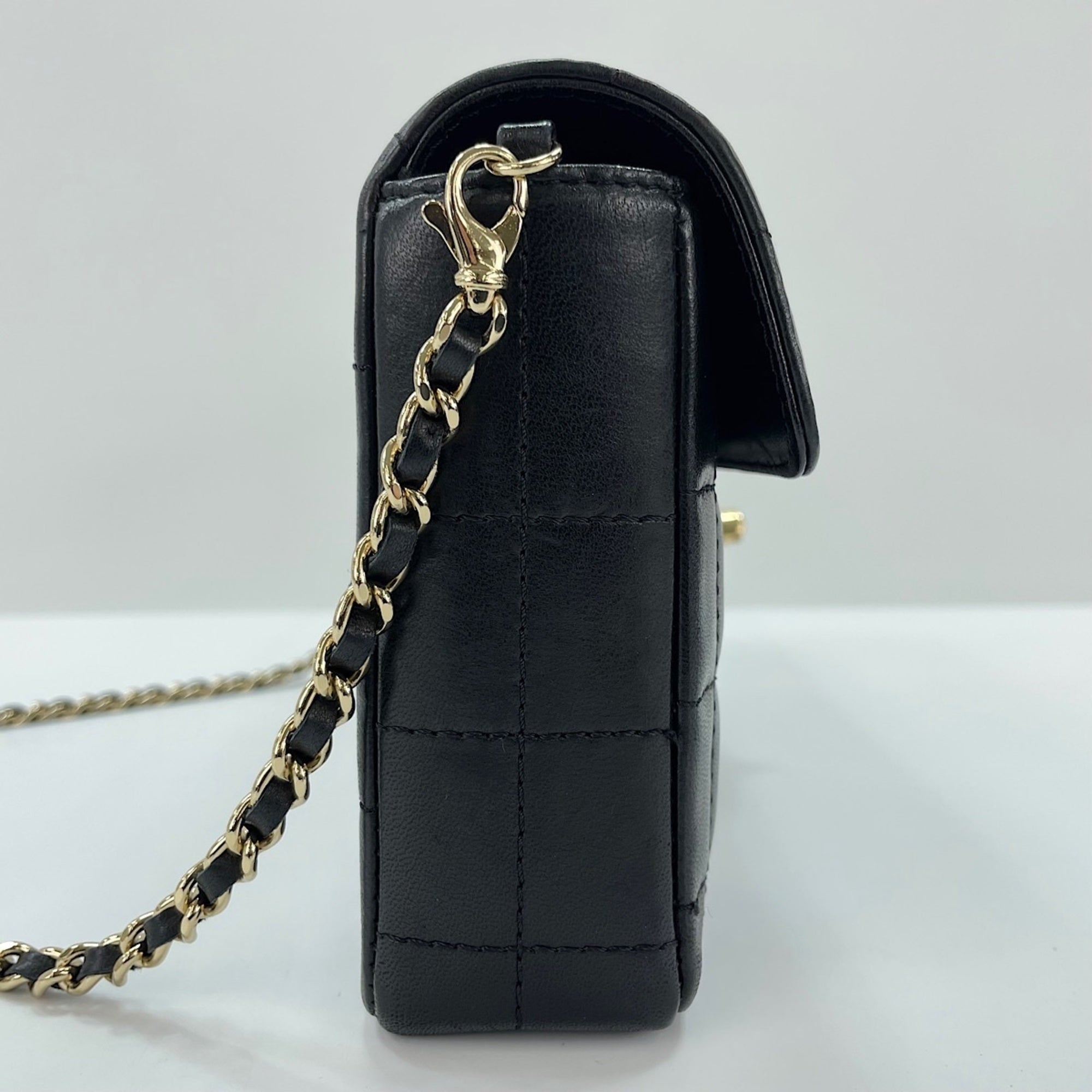 Chanel Black Shoulder Bag (Pre-Owned)