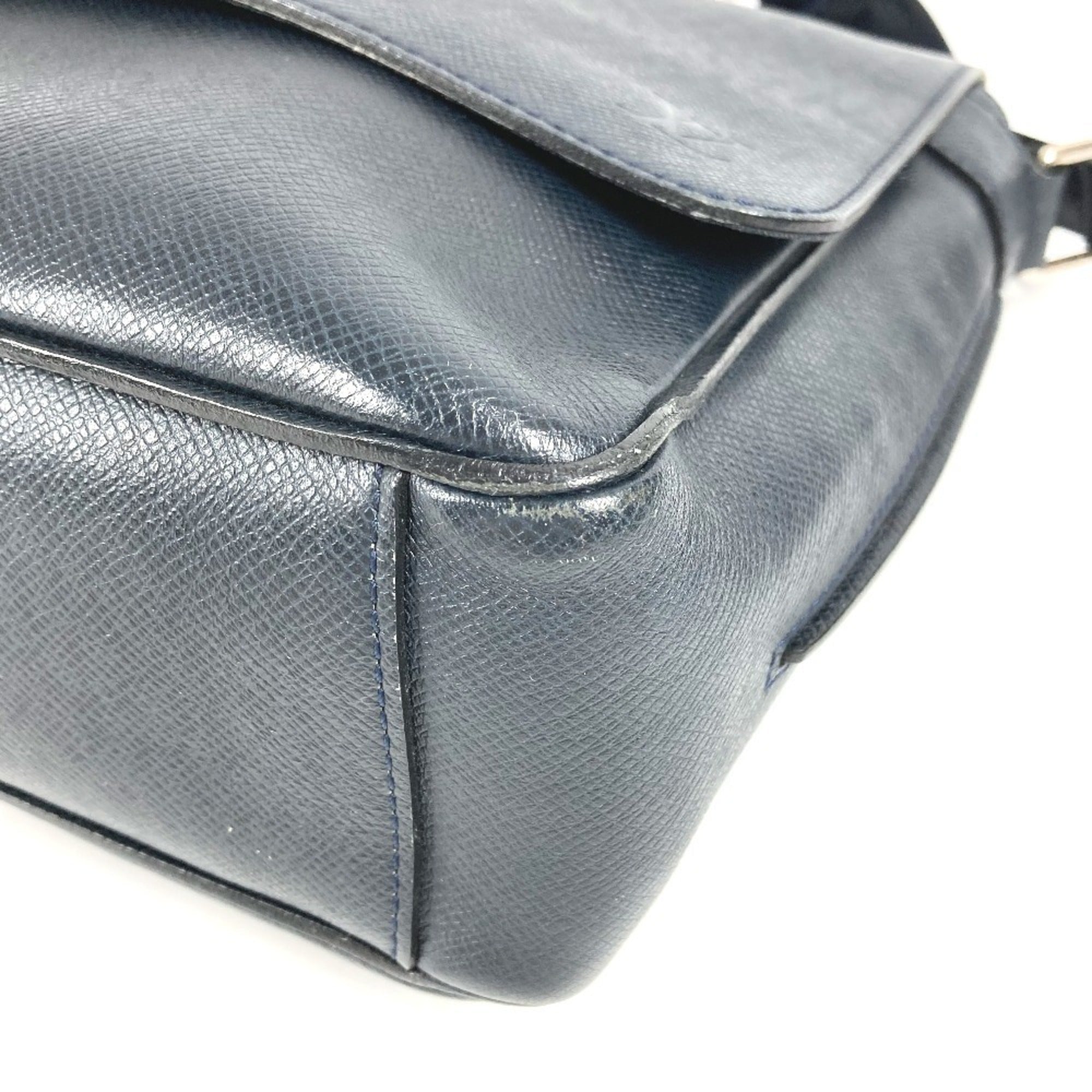 Louis Vuitton Boreal Galle Navy Taiga Leather Messenger Bag Shoulder Bag (Pre-Owned)