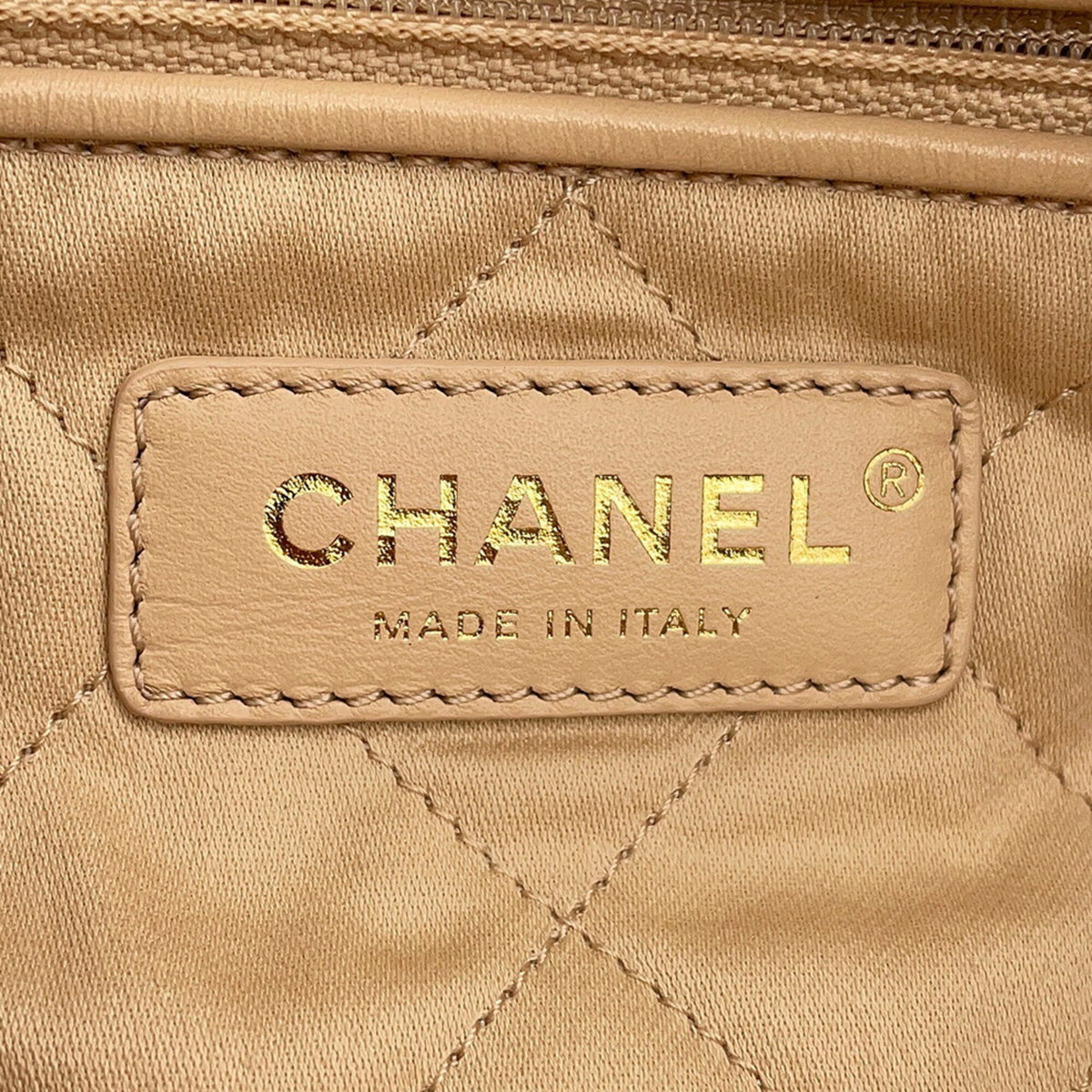 Chanel White Leather Handbag (Pre-Owned)