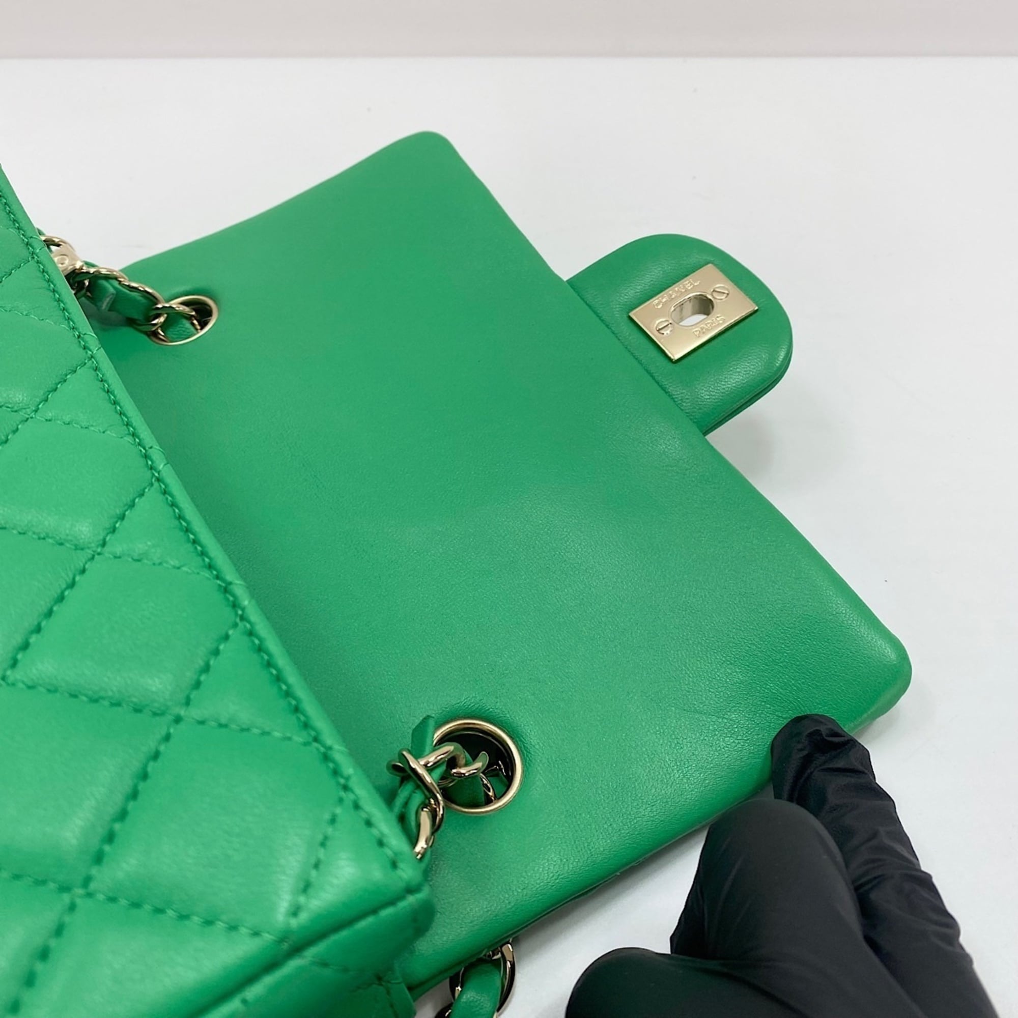 Chanel Green Shoulder Bag (Pre-Owned)