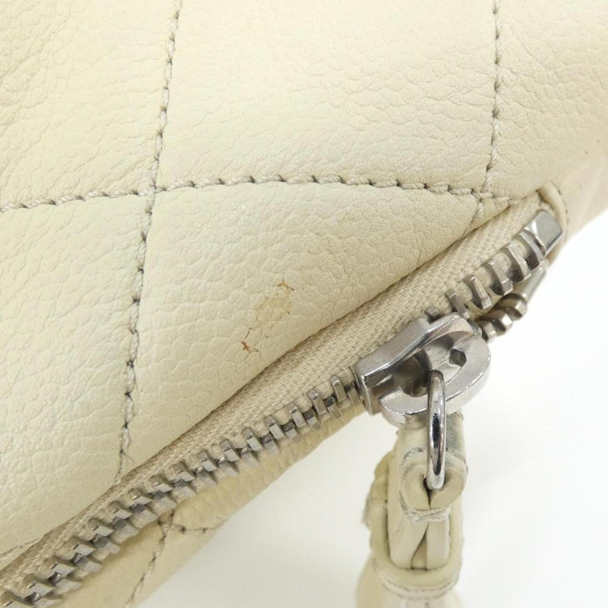 Chanel Ivory Ivory Handbag (Pre-Owned)