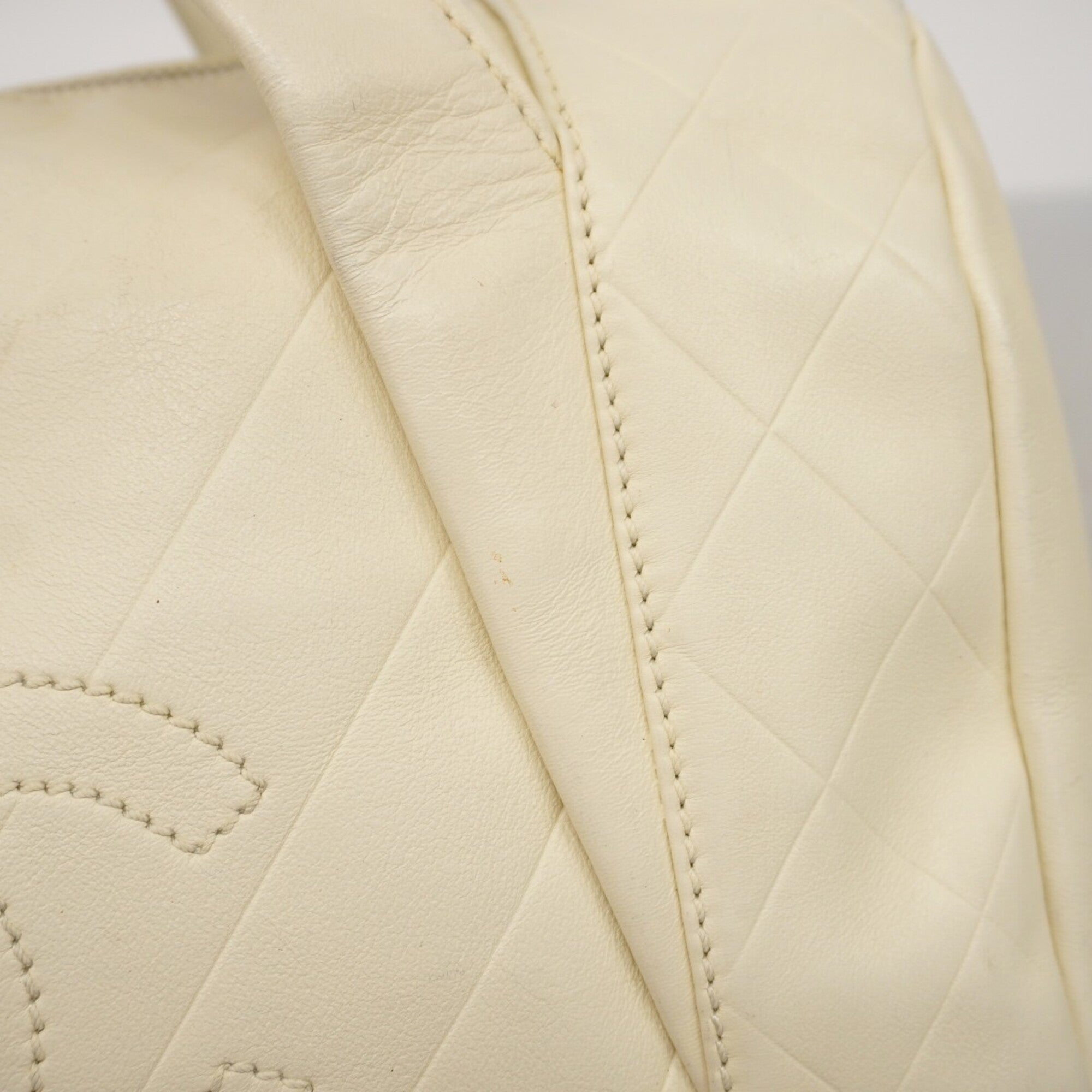 Chanel White Leather Handbag (Pre-Owned)