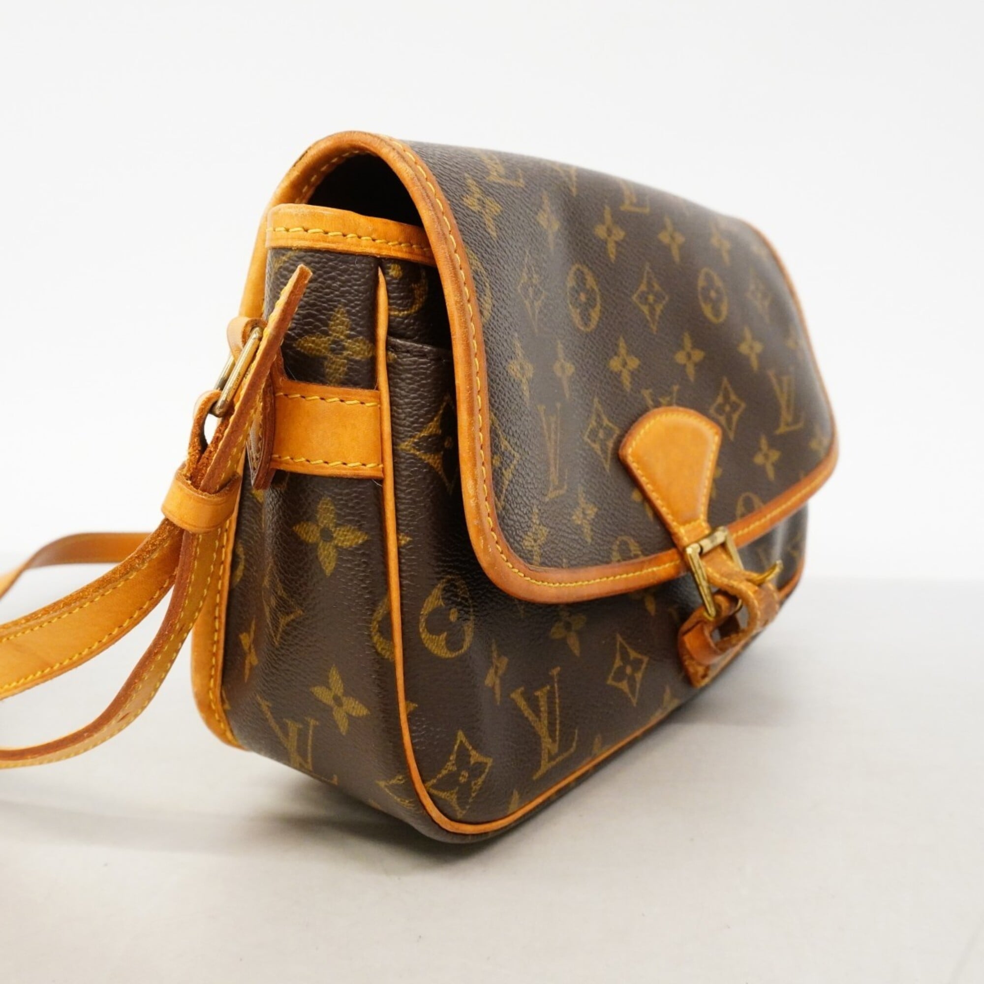 Louis Vuitton Brown Shoulder Bag (Pre-Owned)