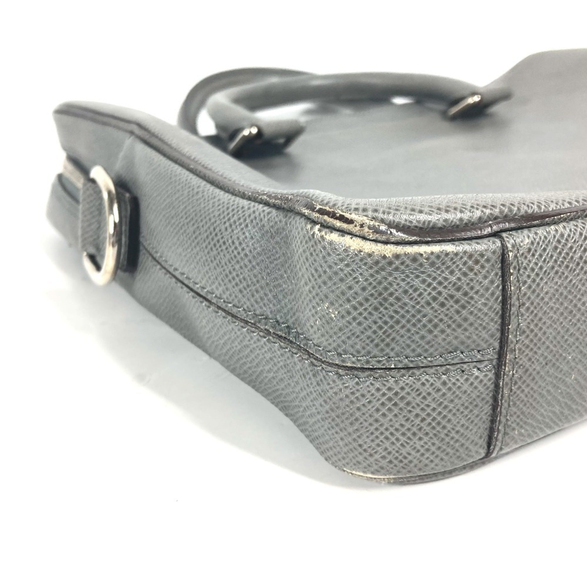 Louis Vuitton Glacier Gray Taiga Leather Leather Briefcase (Pre-Owned)