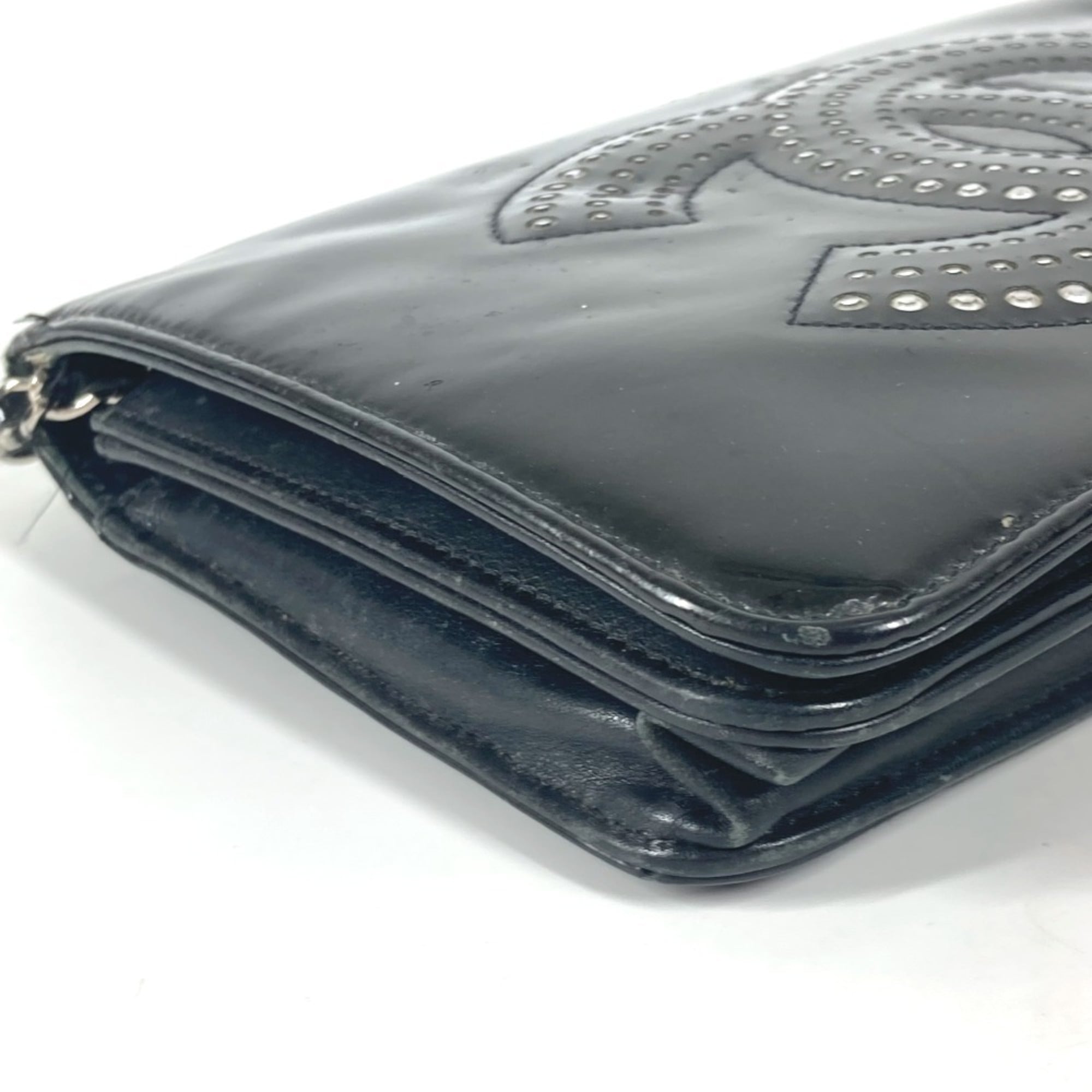 Chanel Black Patent Leather Pochette Shoulder Bag (Pre-Owned)