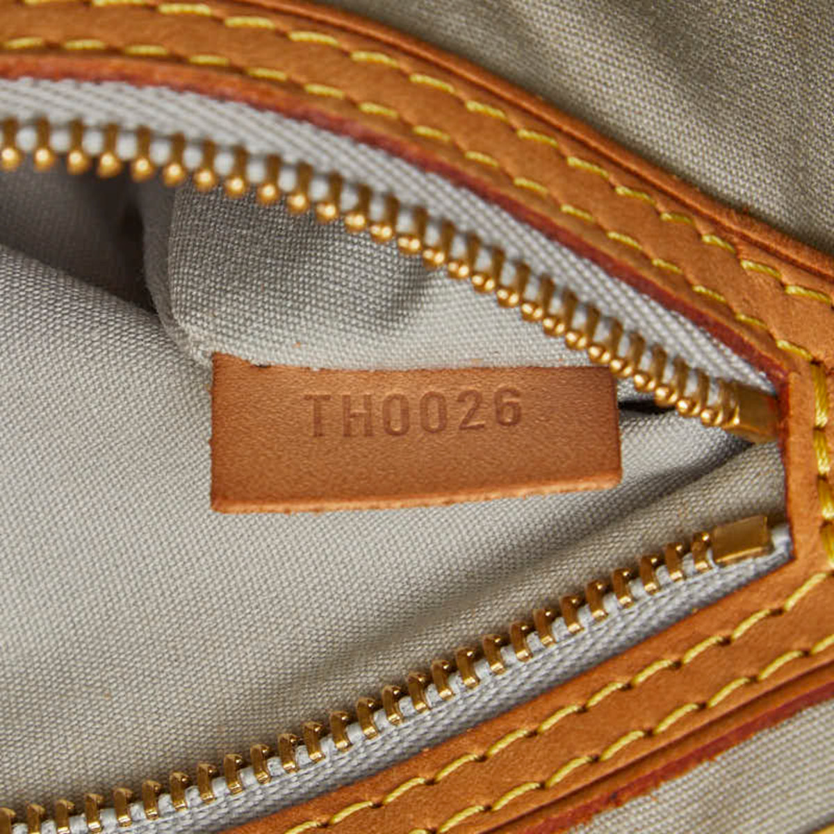 Louis Vuitton Beige Patent Leather Handbag (Pre-Owned)